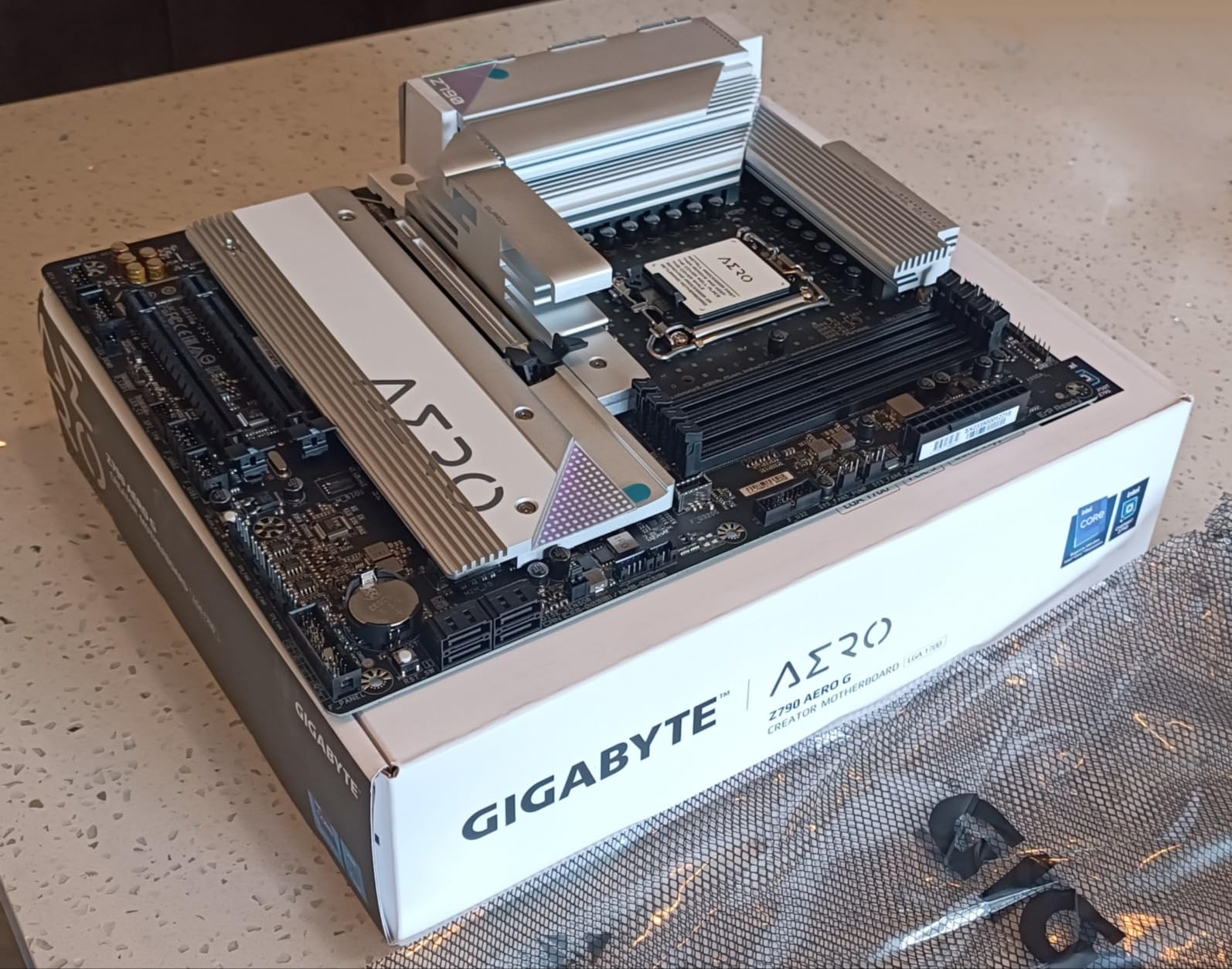 GIGABYTE Z690 AERO G (LGA 1700/ Intel Z690/ ATX/ DDR5/ Quad M.2/ PCIe 5.0/ USB 3.2 Gen2X2 Type-C/WiFi 6/ Intel 2.5 GbE LAN/Motherboard) Customer Review GIGABYTE Z690 AERO G (LGA 1700/ Intel Z690/ ATX/ DDR5/ Quad M.2/ PCIe 5.0/ USB 3.2 Gen2X2 Type-C/WiFi 6/ Intel 2.5 GbE LAN/Motherboard) - Customer Photo 0