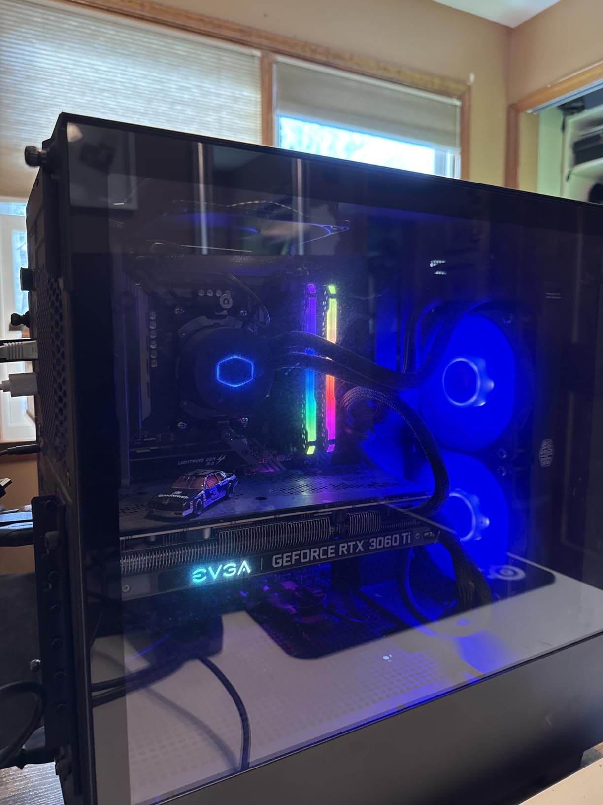 MSI MAG B550 Tomahawk Gaming Motherboard (AMD Ryzen 5000 Series, AM4, DDR4, PCIe 4.0, SATA 6Gb/s, M.2, USB 3.2 Gen 2, HDMI/DP, 2.5Gbps LAN, ATX) - Customer Photo 4