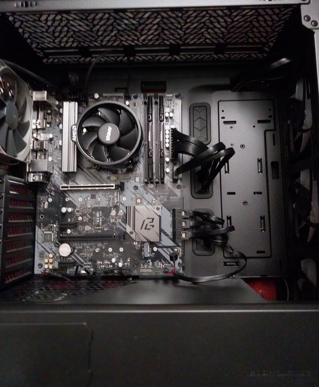 ASRock B550 Phantom Gaming 4 Supports AMD AM4 Socket Ryzen 3000, 3000 G-Series, 4000 G-Series, 5000 and 5000 G-Series Desktop Processors Motherboard Customer Review ASRock B550 Phantom Gaming 4 Supports AMD AM4 Socket Ryzen 3000, 3000 G-Series, 4000 G-Series, 5000 and 5000 G-Series Desktop Processors Motherboard - Customer Photo 1