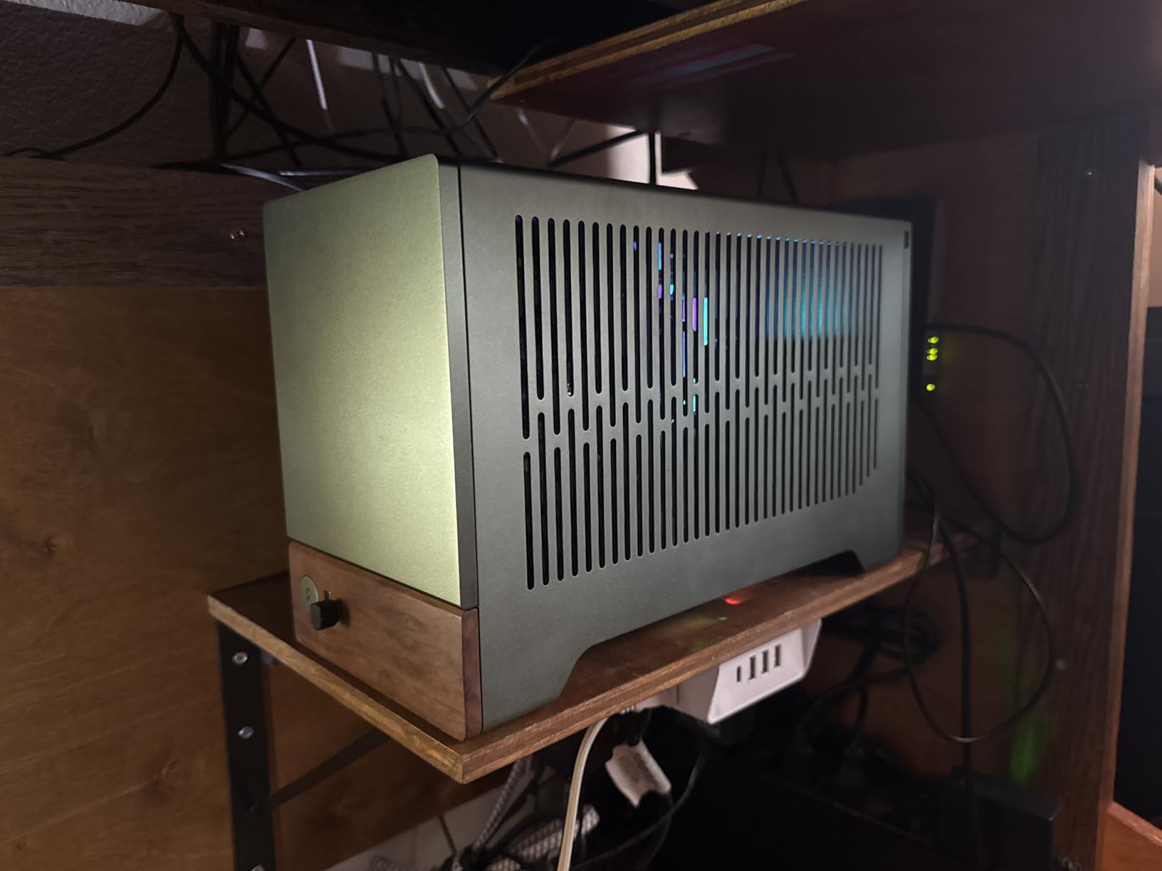 Fractal Design Terra Jade - Wood Walnut Front Panel - Small Form Factor - Mini ITX Gaming case – PCIe 4.0 Riser Cable – USB Type-C - Anodized Aluminum Panels Customer Review Fractal Design Terra Jade - Wood Walnut Front Panel - Small Form Factor - Mini ITX Gaming case – PCIe 4.0 Riser Cable – USB Type-C - Anodized Aluminum Panels - Customer Photo 2