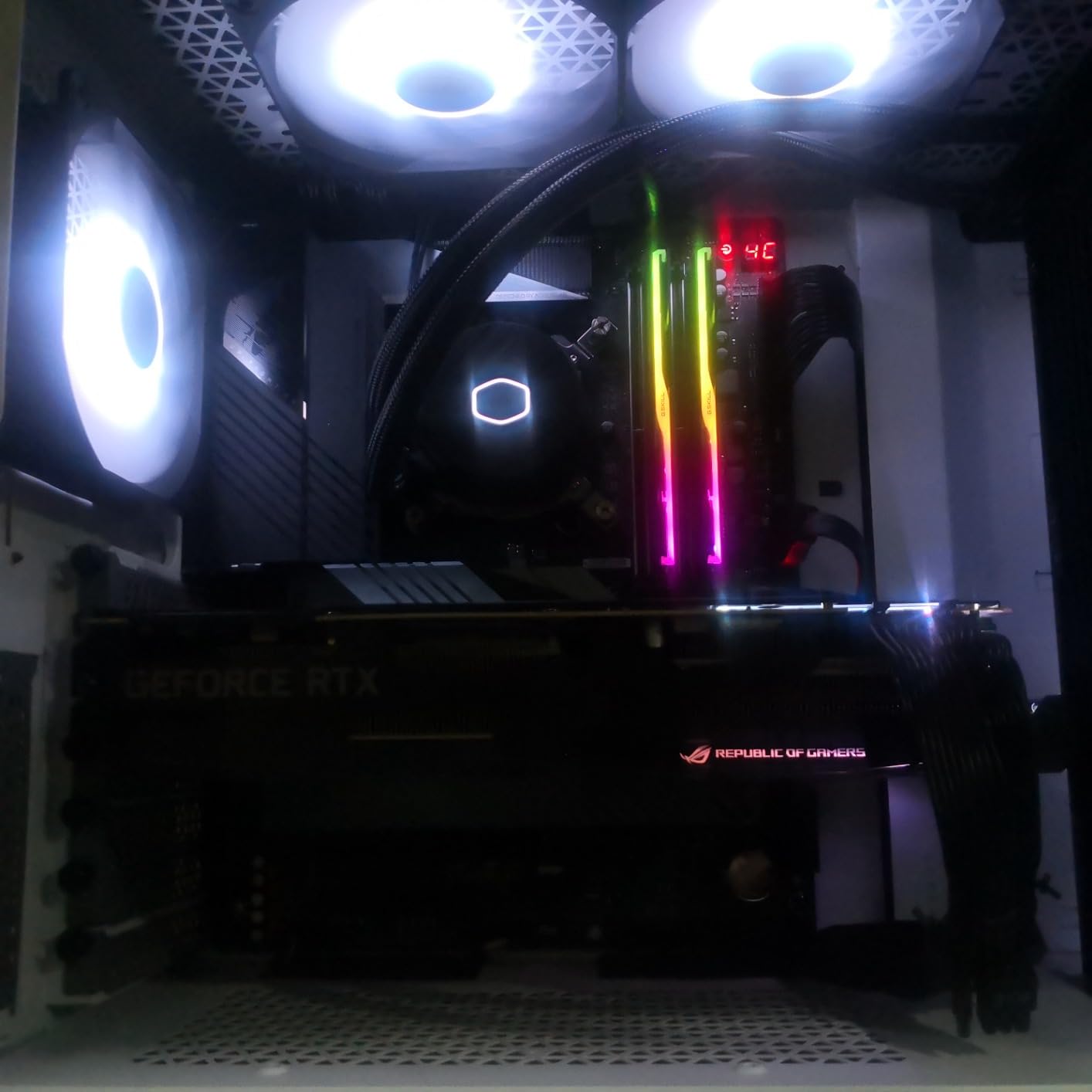 GIGABYTE Z690 AORUS Ultra (LGA 1700/ Intel Z690/ ATX/ DDR5/ Quad M.2/ PCIe 5.0/ USB 3.2 Gen2X2/ Type-C/WiFi 6/2.5GbE LAN/Gaming Motherboard) - Customer Photo 3