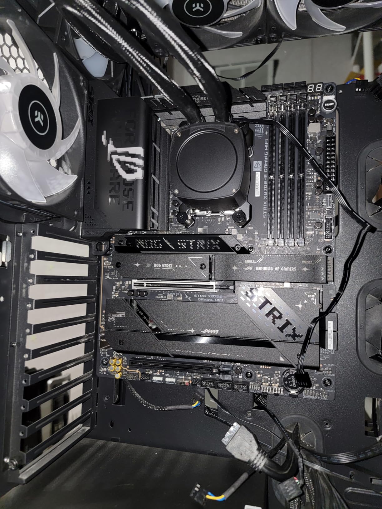 ASUS ROG STRIX X670E-A GAMING WIFI AMD X670 AM5 ATX Motherboard 16+2 Power Stages PCIe 5.0 DDR5 4x M.2 - Customer Photo 3