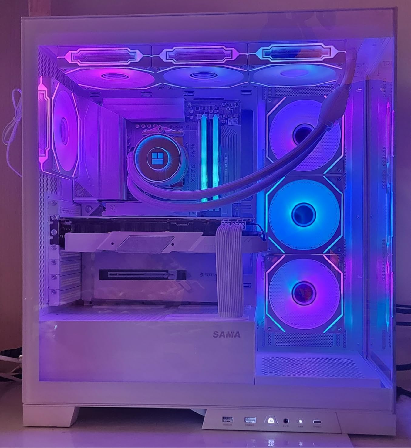 GIGABYTE X670 AORUS Elite AX (AM5/ LGA 1718/ AMD/ X670/ ATX/ 5 Year Warranty/ DDR5/ Quad M.2/ PCIe 5.0/ USB 3.2 Gen2X2 Type-C/AMD WiFi 6E/ 2.5GbE LAN/Q-Flash Plus/M.2 EZ-Latch/Gaming Motherboard) - Customer Photo 1