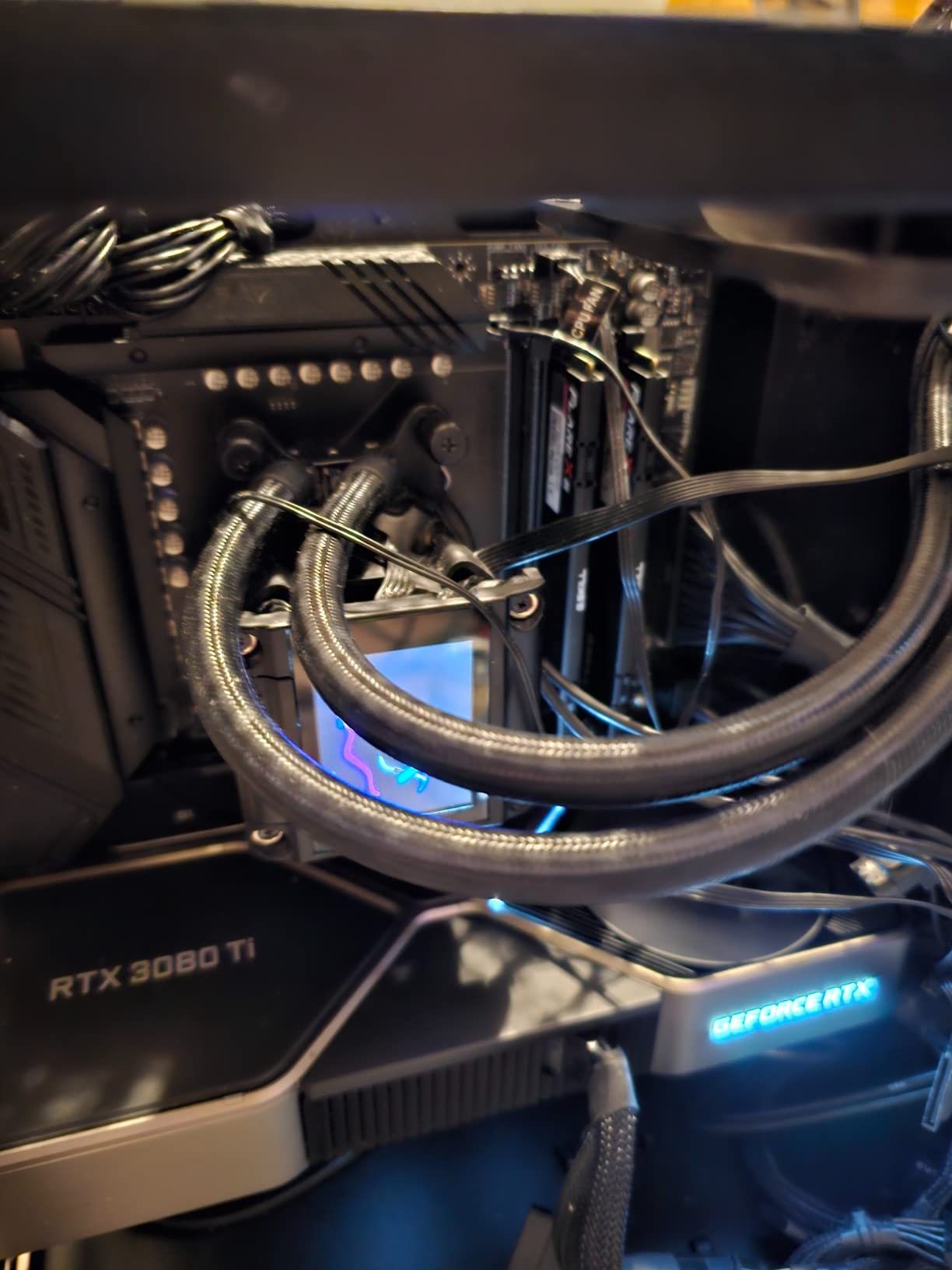 MSI MAG B650 Tomahawk WiFi Gaming Motherboard (AMD Ryzen 9000/8000/7000 Series Processors, AM5, DDR5, PCIe 4.0, M.2, SATA 6Gb/s, USB 3.2 Gen 2, HDMI/DP, Wi-Fi 6E, Bluetooth 5.3, 2.5Gbps LAN, ATX) - Customer Photo 1