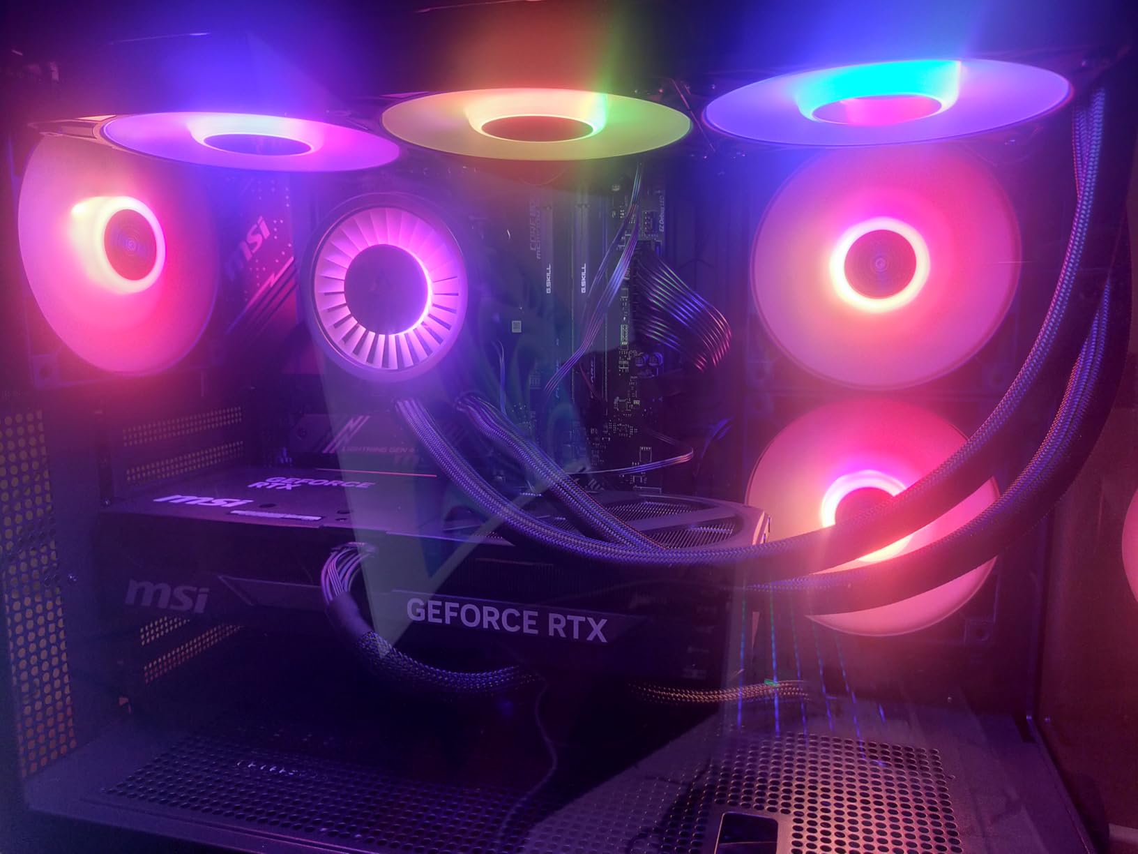 MSI MAG B650 Tomahawk WiFi Gaming Motherboard (AMD Ryzen 9000/8000/7000 Series Processors, AM5, DDR5, PCIe 4.0, M.2, SATA 6Gb/s, USB 3.2 Gen 2, HDMI/DP, Wi-Fi 6E, Bluetooth 5.3, 2.5Gbps LAN, ATX) - Customer Photo 1