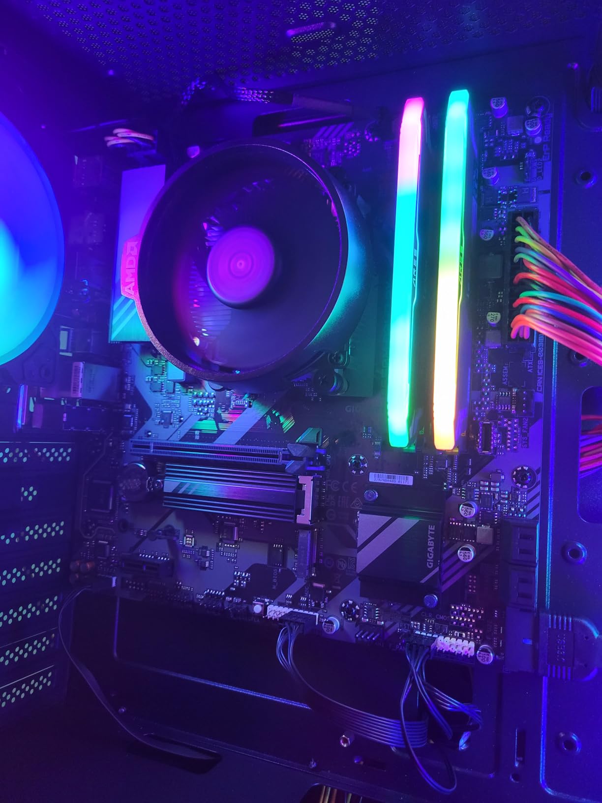 GIGABYTE B650M D3HP (AM5/ LGA 1718/ AMD/ B650/ Micro ATX/ 5-Year Warranty/ DDR5/ 2X PCIe 4.0 M.2/ PCIe 4.0/ USB 3.2 Gen2 Type-C/ 2.5GbE LAN/Motherboard) Customer Review GIGABYTE B650M D3HP (AM5/ LGA 1718/ AMD/ B650/ Micro ATX/ 5-Year Warranty/ DDR5/ 2X PCIe 4.0 M.2/ PCIe 4.0/ USB 3.2 Gen2 Type-C/ 2.5GbE LAN/Motherboard) - Customer Photo 1