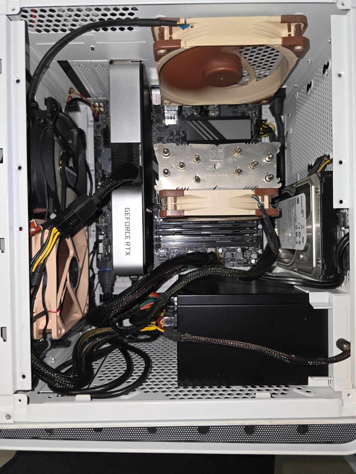 GIGABYTE B650M D3HP (AM5/ LGA 1718/ AMD/ B650/ Micro ATX/ 5-Year Warranty/ DDR5/ 2X PCIe 4.0 M.2/ PCIe 4.0/ USB 3.2 Gen2 Type-C/ 2.5GbE LAN/Motherboard) Customer Review GIGABYTE B650M D3HP (AM5/ LGA 1718/ AMD/ B650/ Micro ATX/ 5-Year Warranty/ DDR5/ 2X PCIe 4.0 M.2/ PCIe 4.0/ USB 3.2 Gen2 Type-C/ 2.5GbE LAN/Motherboard) - Customer Photo 2