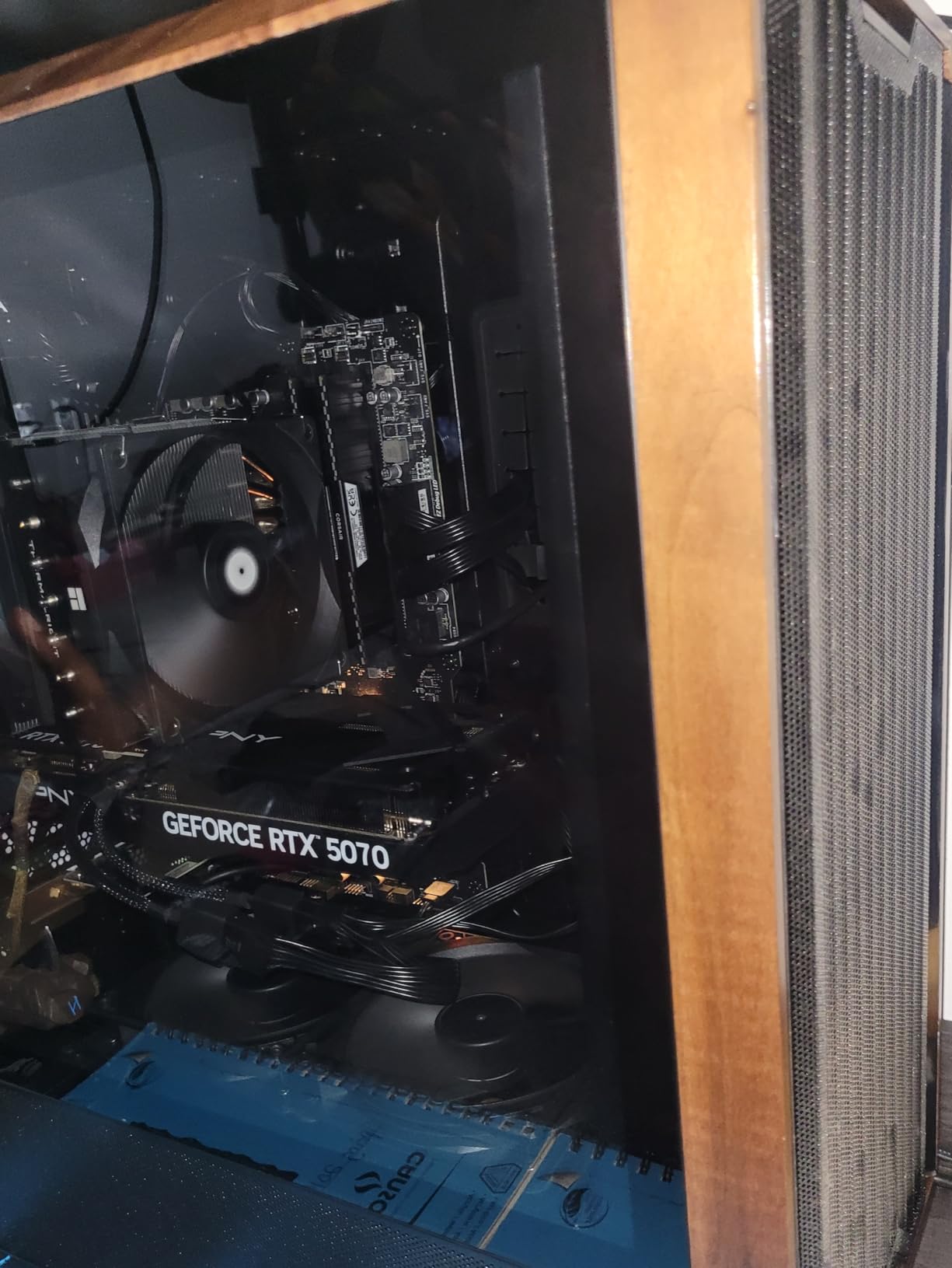 Lian Li LANCOOL 217 Genuine Walnut Wood Computer Case, Mid-Tower ATX PC Case with 5 Pre-Installed PWM Fans 2x170mm, 2x120mm & 1x140mm, Flexible PSU & Cable Installation - Black (LAN217X) Customer Review Lian Li LANCOOL 217 Genuine Walnut Wood Computer Case, Mid-Tower ATX PC Case with 5 Pre-Installed PWM Fans 2x170mm, 2x120mm & 1x140mm, Flexible PSU & Cable Installation - Black (LAN217X) - Customer Photo 1