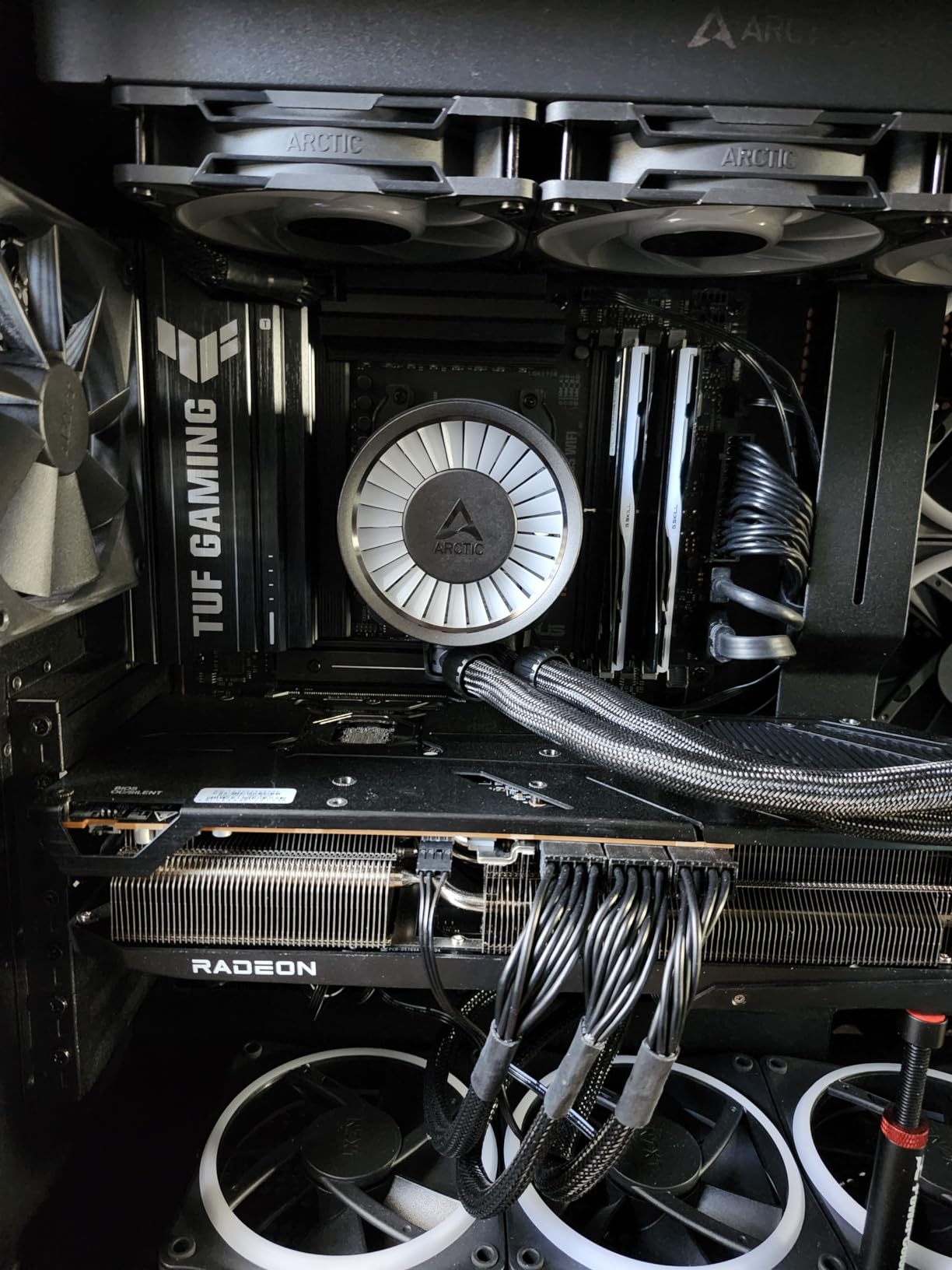 ASUS TUF GAMING B650E-E WIFI AMD AM5 B650 ATX motherboard, 8+2+1 80A DrMOS stage, DDR5, PCIe 5.0 Ready, 3x M.2, Wi-Fi 6E, 2.5 Gb LAN, DisplayPort, HDMI, USB 20Gbps Type-C, BIOS FlashBack, Aura Sync - Customer Photo 4