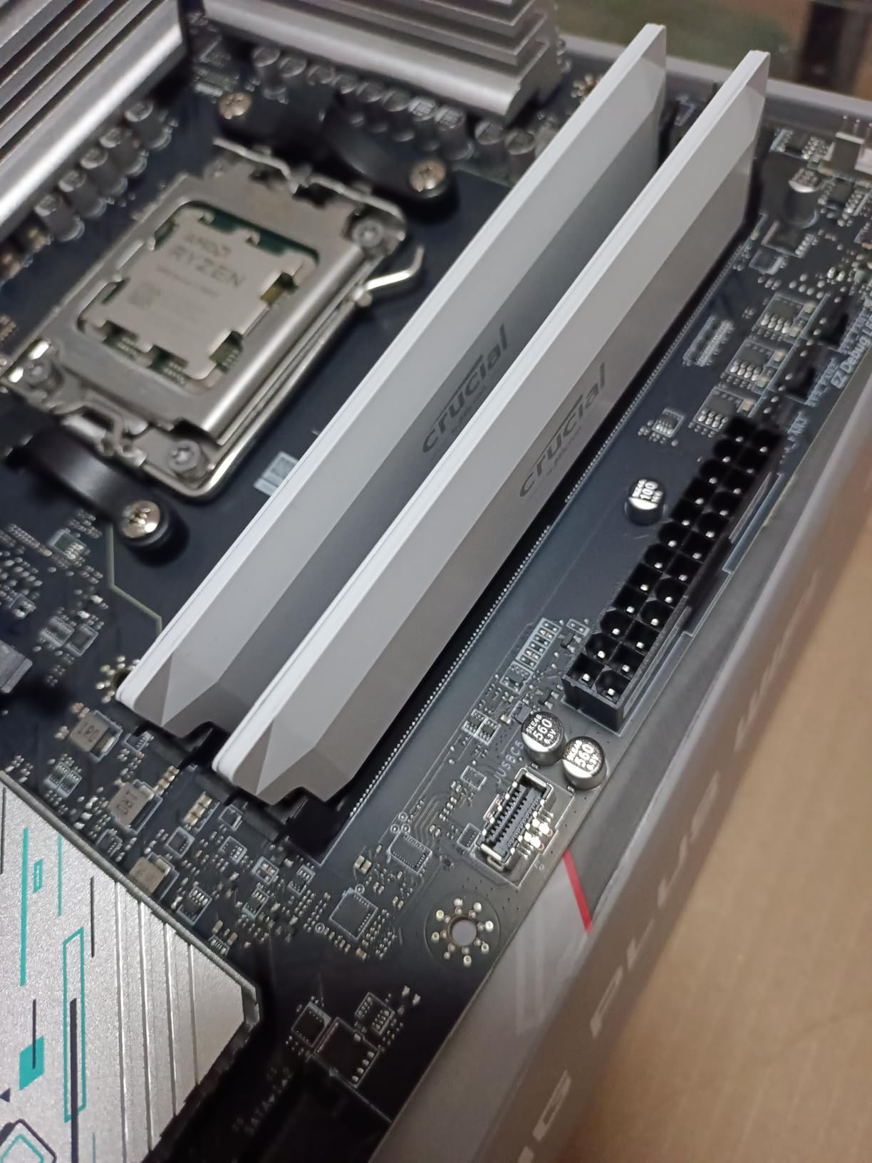 Crucial Pro DDR5 RAM 32GB Kit (2x16GB), 6400MHz CL32, Overclocking Desktop Gaming Memory, Intel XMP 3.0 & AMD Expo Compatible, Black - CP2K16G64C32U5B - Customer Photo 1