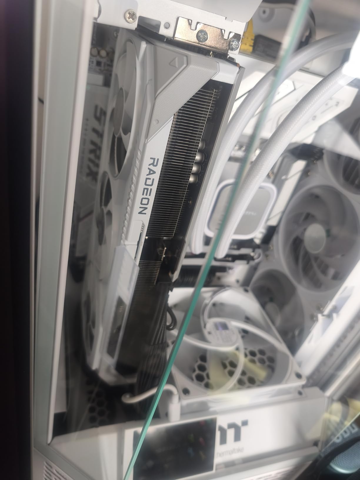 GIGABYTE Radeon RX 9070 XT Gaming OC ICE 16G Graphics Card (16GB GDDR6, 512-bit, PCIe 5.0, HDMI/DP 2.1, 2.7 Slot, Hawk Fan, Server-Grade Thermal Gel, Reinforced Structure) Customer Review GIGABYTE Radeon RX 9070 XT Gaming OC ICE 16G Graphics Card (16GB GDDR6, 512-bit, PCIe 5.0, HDMI/DP 2.1, 2.7 Slot, Hawk Fan, Server-Grade Thermal Gel, Reinforced Structure) - Customer Photo 1