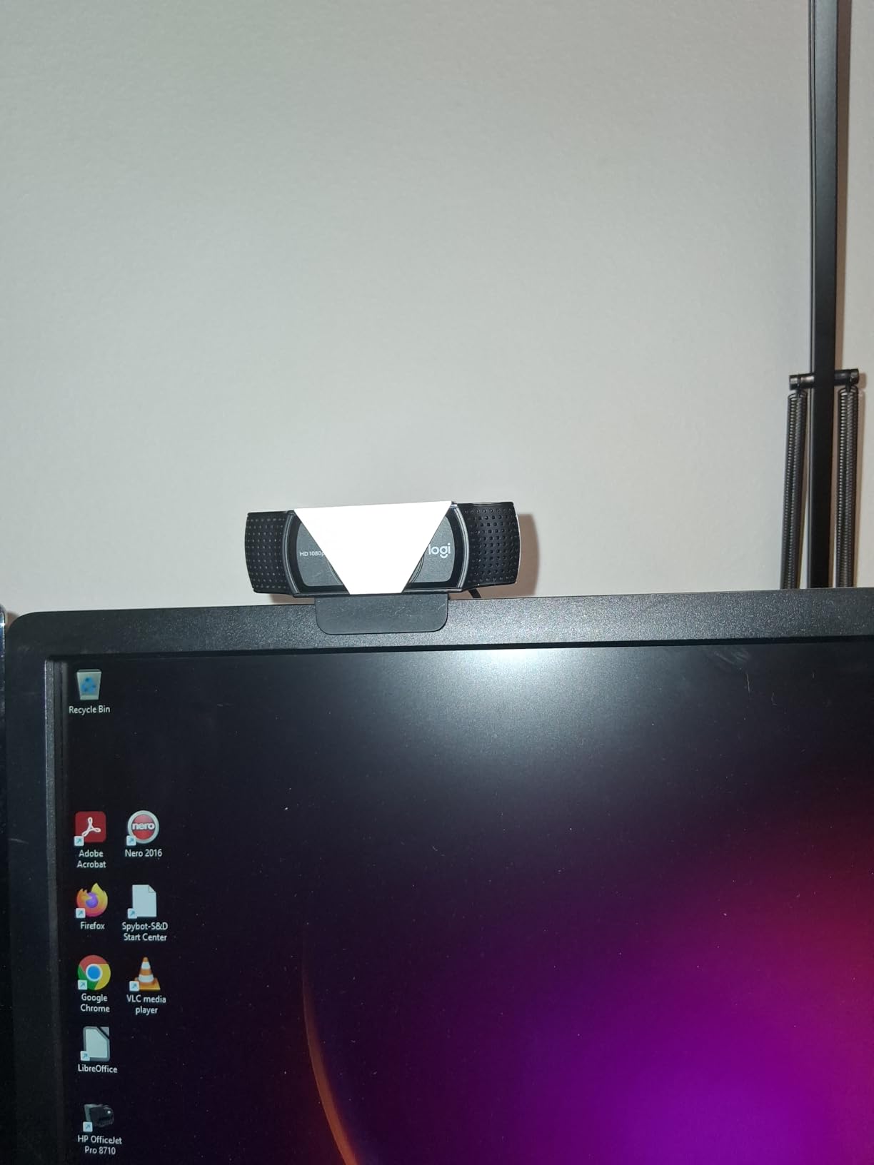 Logitech C920x HD Pro PC Webcam, Full HD 1080p/30fps Video, Clear Audio, Light Correction, Works with Microsoft Teams, Google Meet, Zoom, Nintendo Switch 2's New GameChat Mode, Mac/Tablet- Black customer photo 1