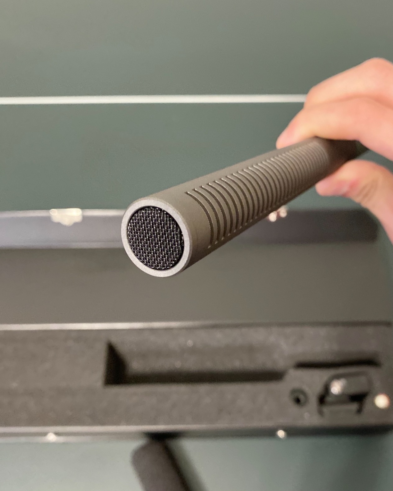 Audio-Technica AT897 Line/Gradient Shotgun Condenser Microphone - XLR-3M with supercardioid polar pattern and low-cut switch for video, broadcast and long-range audio customer photo 2