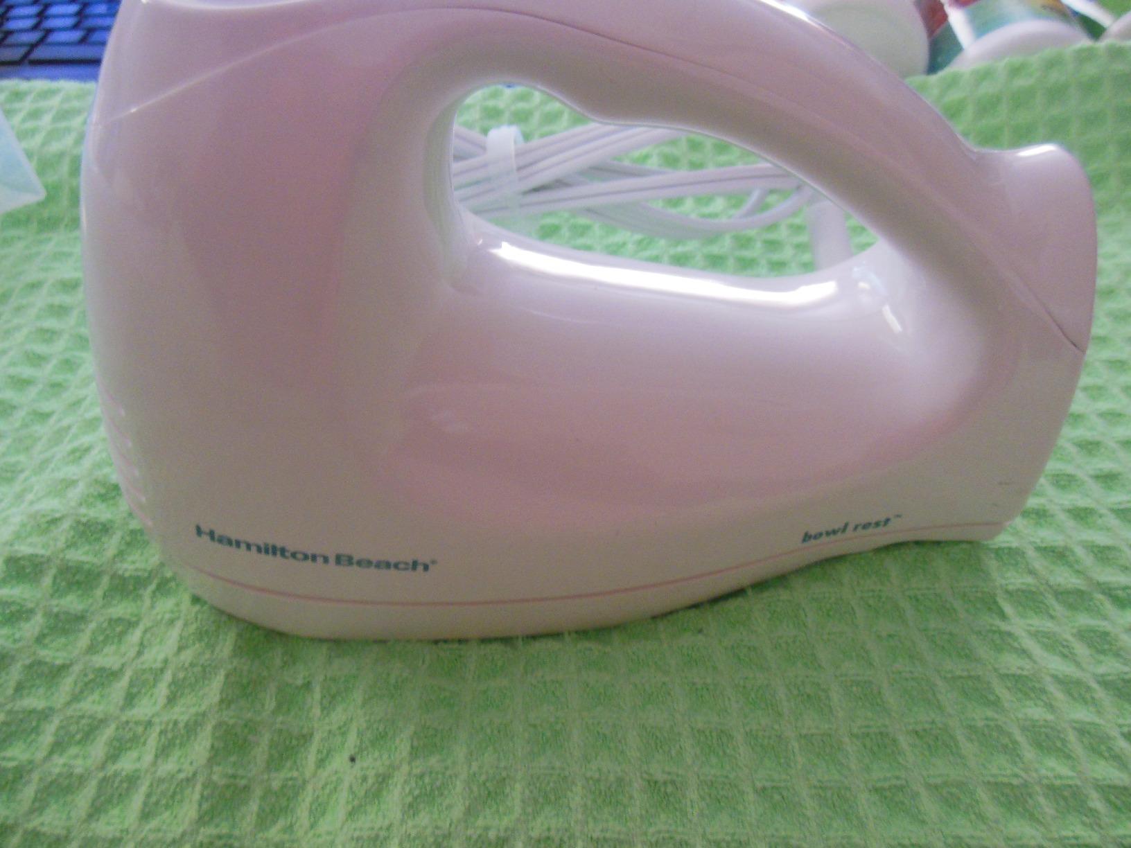 Hamilton Beach 6-Speed Electric Hand Mixer With QuickBurst and Bowl Rest | Powerful 250 Watt Motor | Traditional Beaters | Snap-On Storage Case | White | 62682G customer photo 2