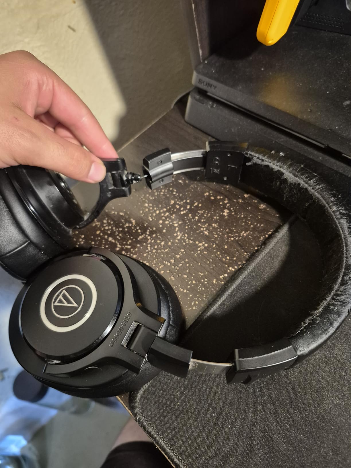 Audio-Technica ATH-M40x Professional Studio Monitor Headphone, Black, with Cutting Edge Engineering, 90 Degree Swiveling Earcups, Pro-Grade Earpads/Headband, Detachable Cables Included customer photo 1