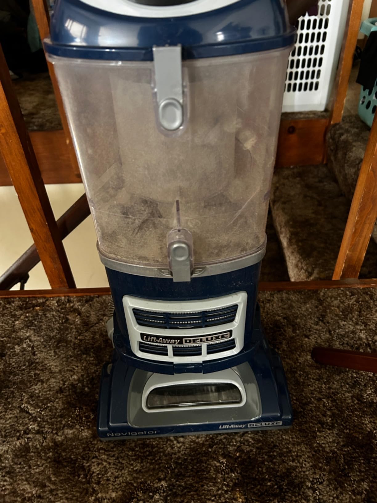 Shark Upright Vacuum Cleaner | Navigator Lift-Away Deluxe | Pet Hair, Carpet & Hard Floor Cleaning | HEPA Filter | Swivel Steering | NV360 customer photo 2