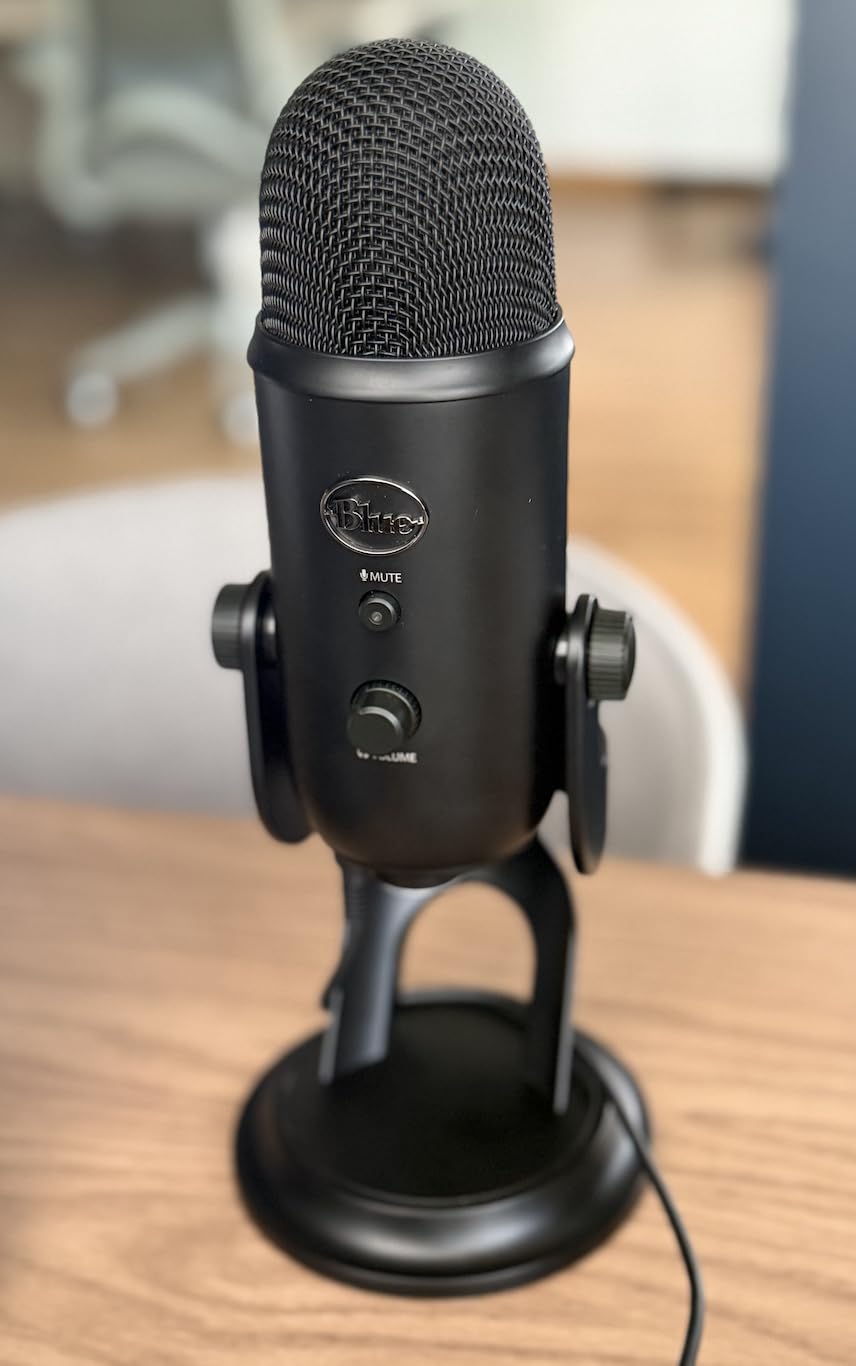 Logitech Creators Blue Yeti USB Microphone for PC, Mac, Gaming, Recording, Streaming, Podcasting with Blue VO!CE effects, 4 Pickup Patterns customer photo 1