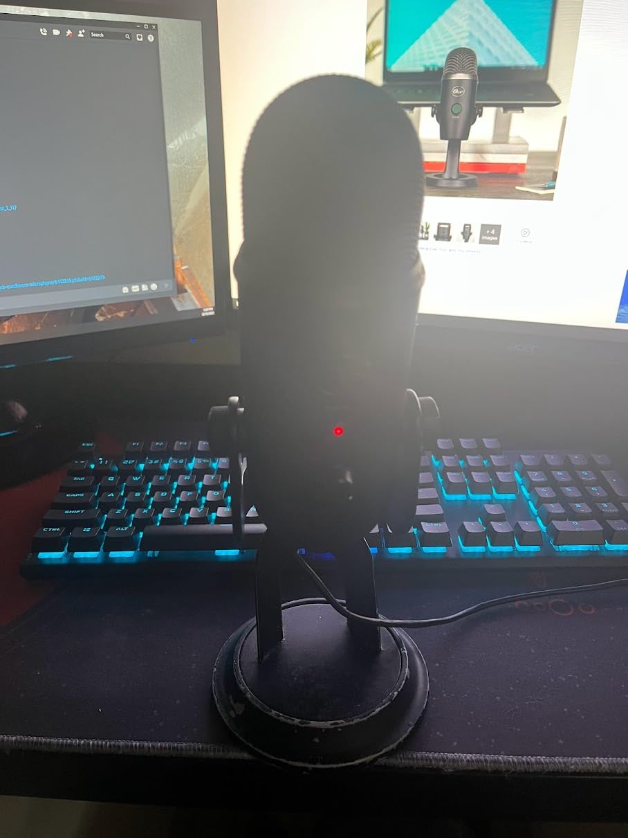 Logitech Creators Blue Yeti USB Microphone for PC, Mac, Gaming, Recording, Streaming, Podcasting with Blue VO!CE effects, 4 Pickup Patterns customer photo 2