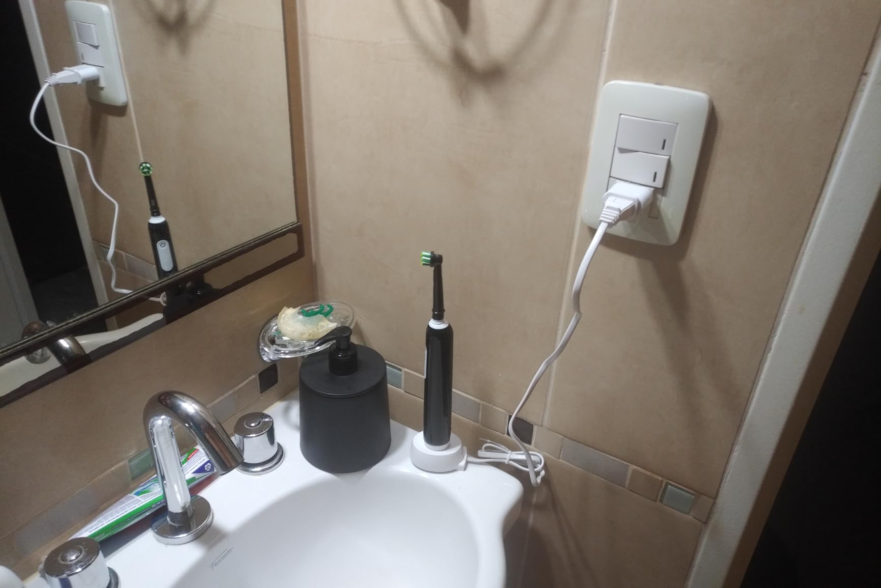 Oral-B Pro 1000 Rechargeable Electric Toothbrush, Black customer photo 2