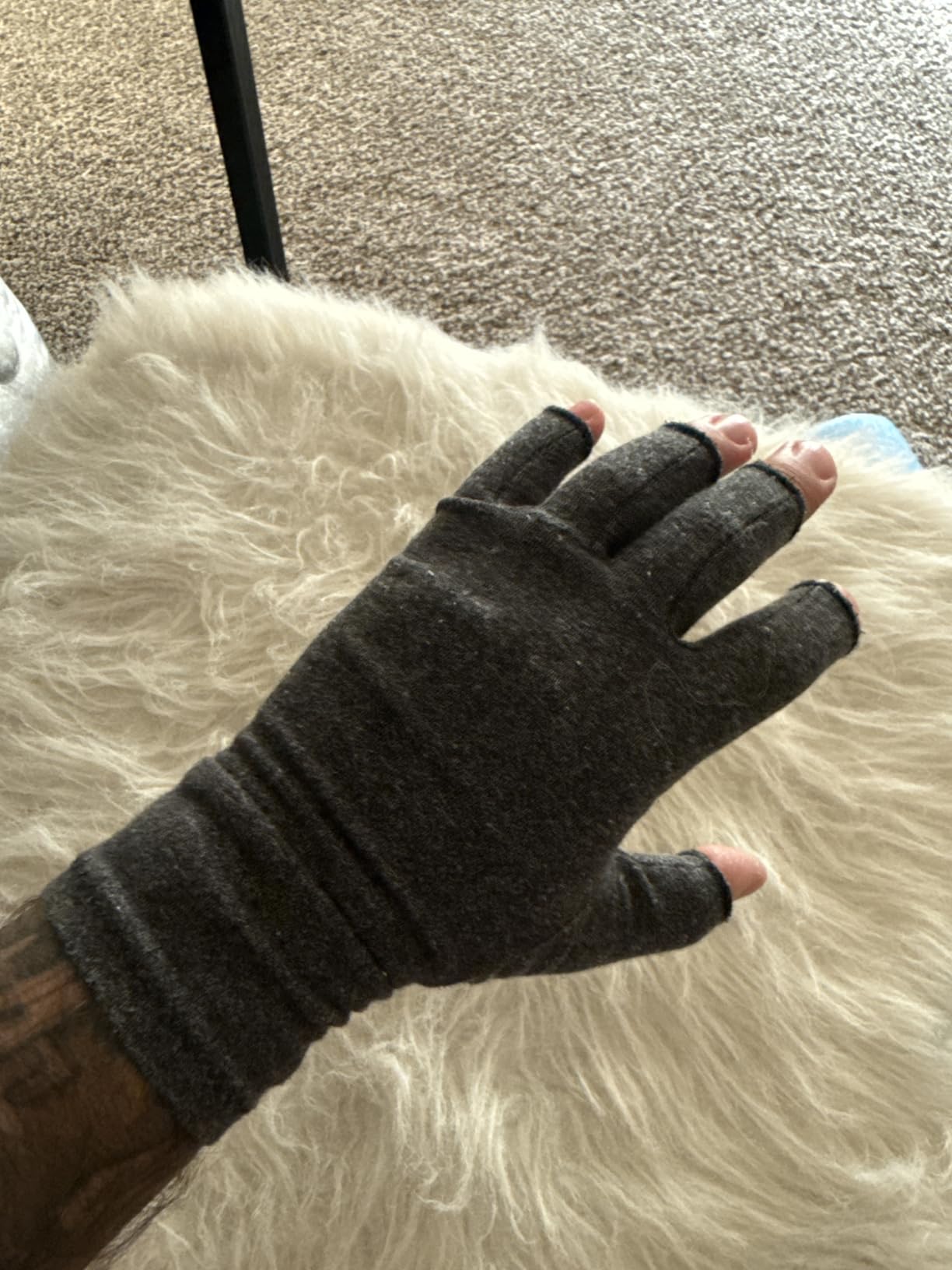Dr. Frederick's Original Arthritis Compression Gloves, Fingerless, M, 2 ct | Doctor-Developed Fingerless Support, Carpal Tunnel and Swelling Support, Everyday Wear, Women and Men, Fingerless Compression customer photo 2