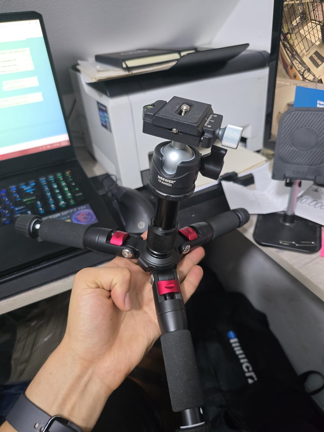 NEEWER Portable Travel Mini Tabletop Tripod, Aluminum Alloy 20''/ 50cm customer photo 1