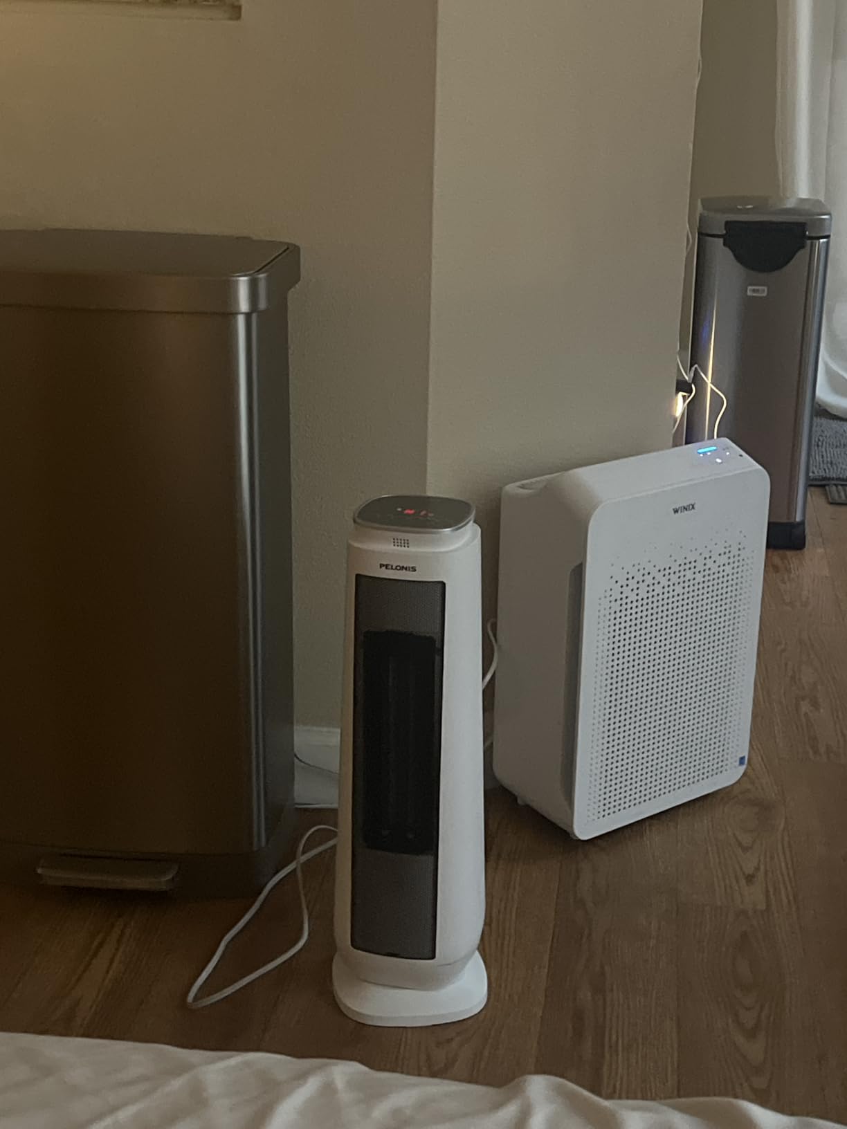 PELONIS 23” Oscillating Ceramic Tower Space Heater with Remote & Thermostat, Electric Energy Efficient Floor Heater for Indoor Use Large Room Safe with Timer, ECO Mode, 1500W, White customer photo 1