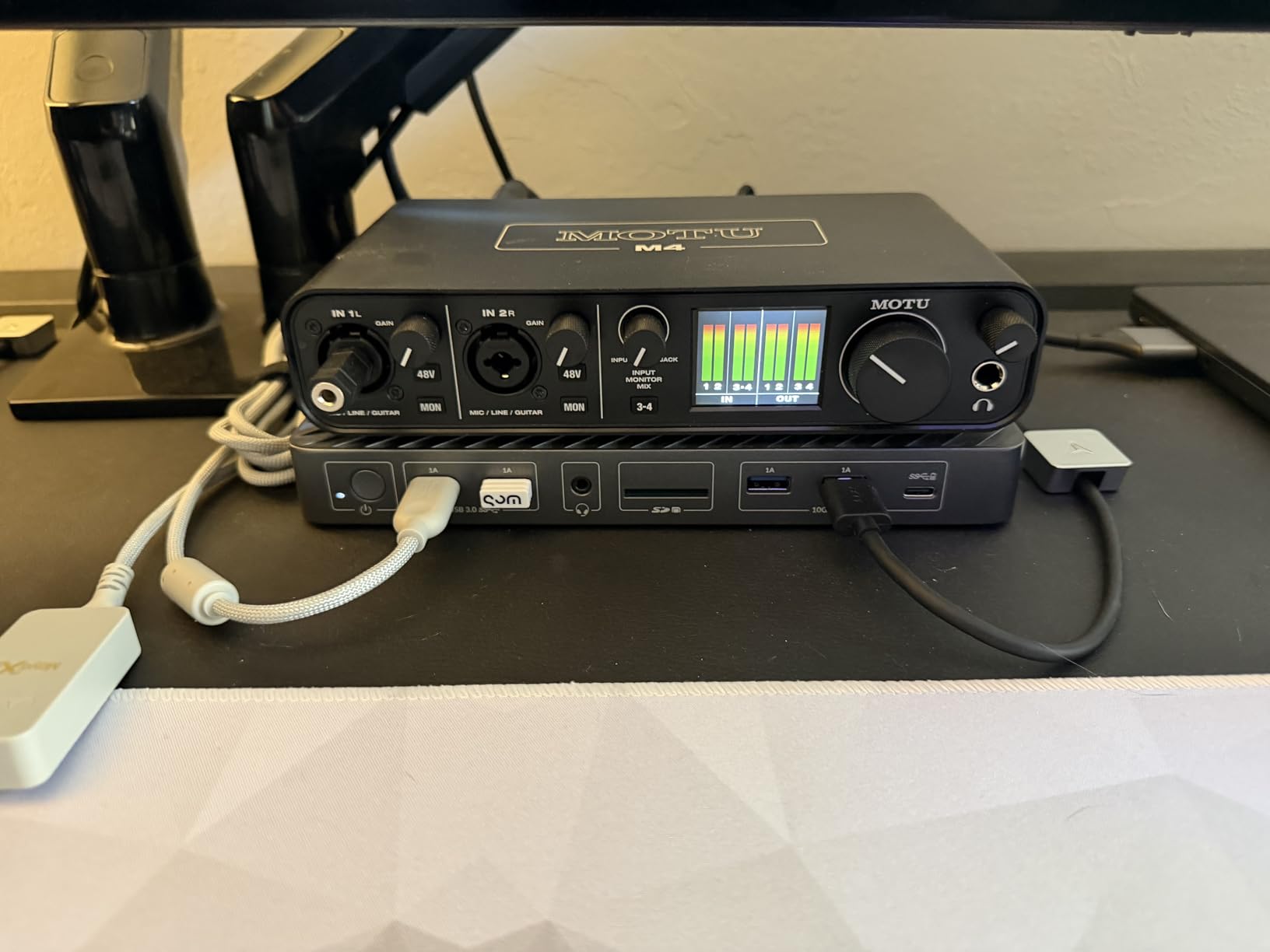 Motu M4 4x4 USB-C Audio Interface, Recording, mixing and podcasting with 4x4 USB-C connectivity, MIDI I/O and low latency monitoring customer photo 1