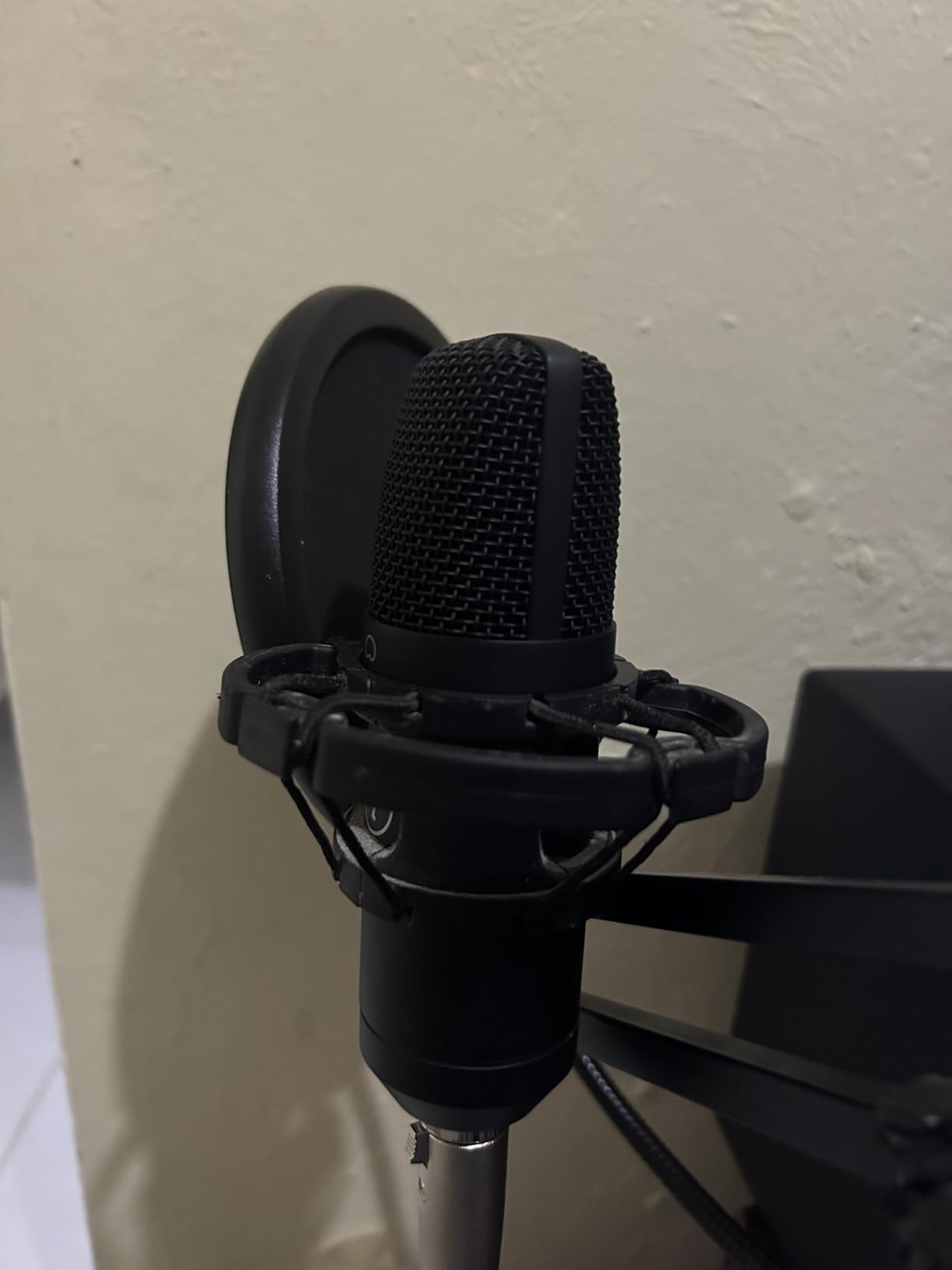 Mackie EM-Series, Large-Diaphragm Condenser Microphone (EM-91C) customer photo 2