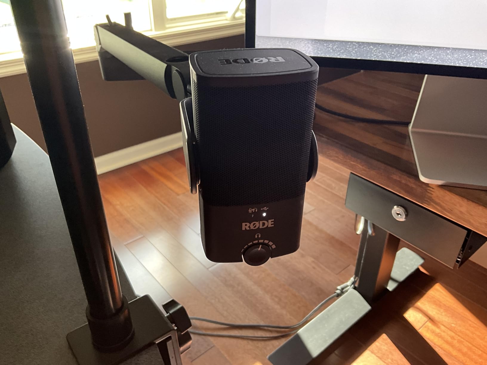 Rode NT-USB Mini Versatile Studio-quality Condenser USB Microphone with Free Software for Podcasting, Streaming, Vocal and Instrument Recording customer photo 1