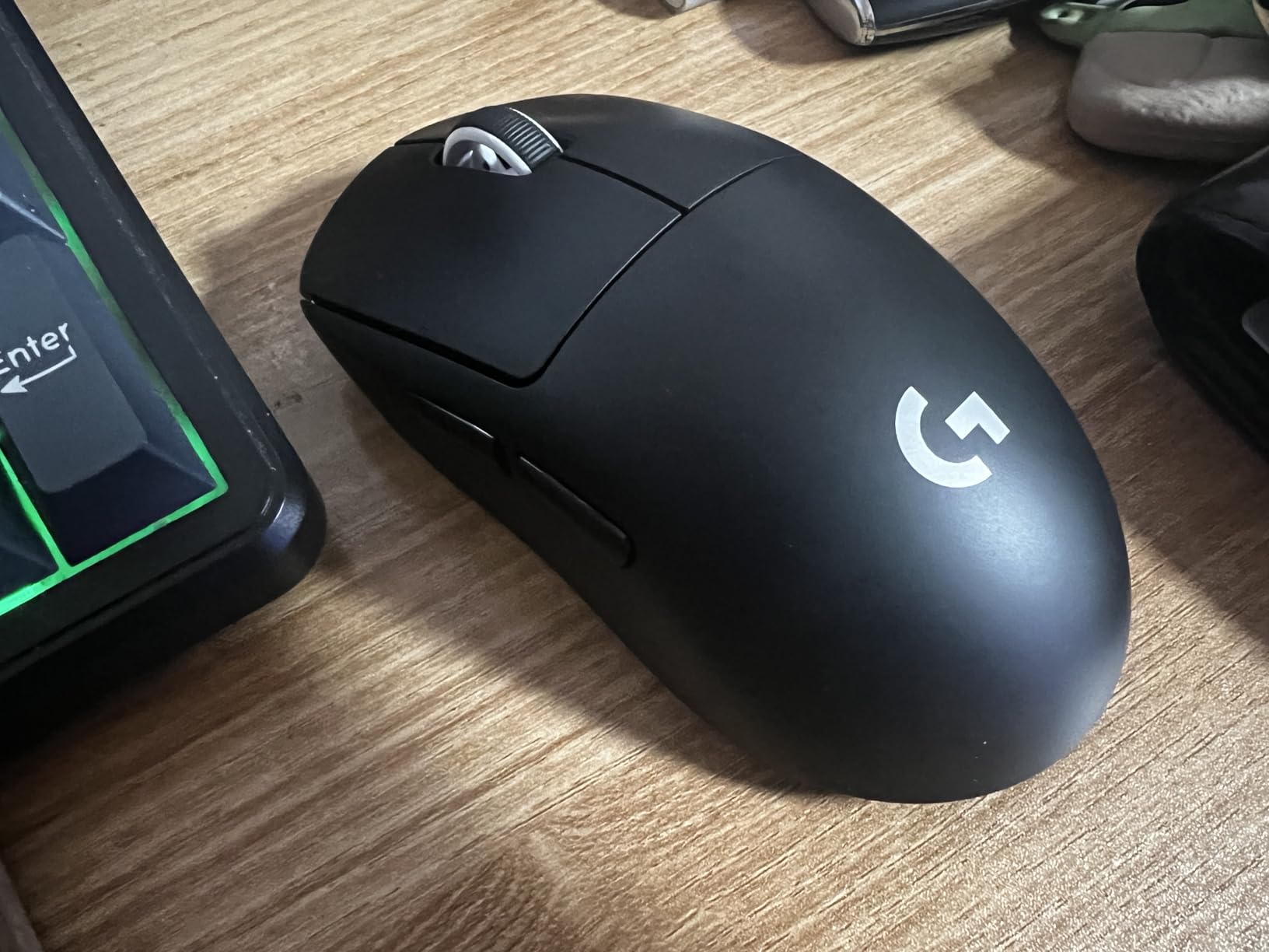 Logitech G PRO X Superlight Wireless Gaming Mouse, Ultra-Lightweight, Hero 25K Sensor, 25,600 DPI, 5 Programmable Buttons, Long Battery Life - Black customer photo 1