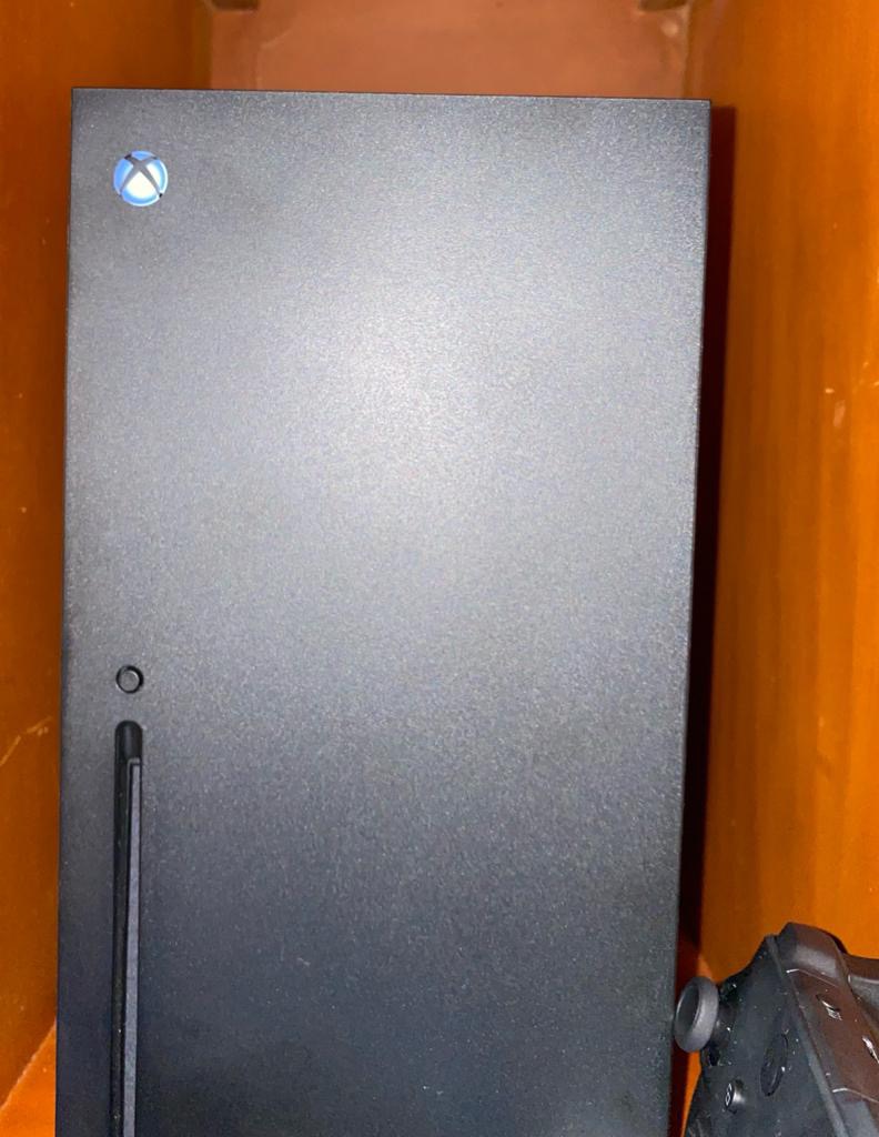 Xbox Series X - Gaming Console - 1TB SSD - Includes Wireless Controller - 4K Gaming - 120FPS - Carbon Black customer photo 2