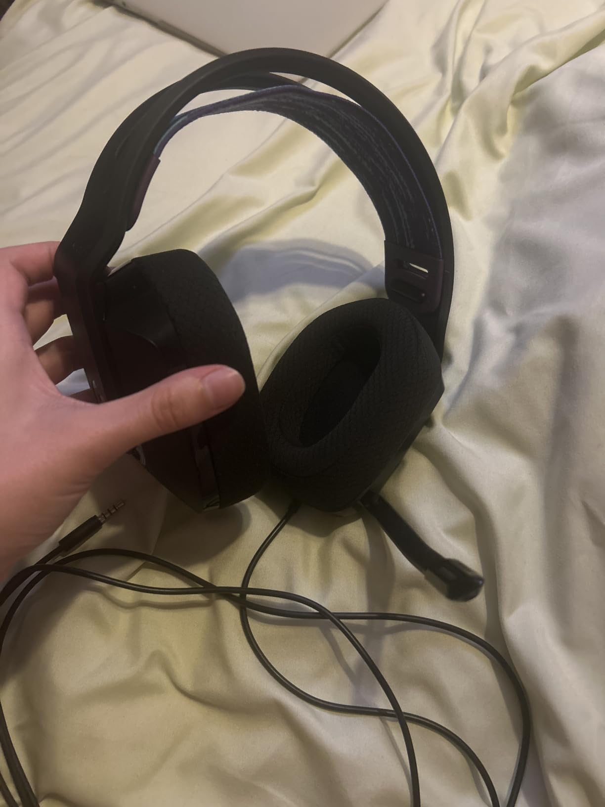Logitech G335 Wired Gaming Headset (with Flip to Mute Microphone) - Black | Flip to mute microphone, 3.5mm audio jack, memory foam earpads, compatible with PC, PlayStation, Xbox, Nintendo Switch customer photo 2