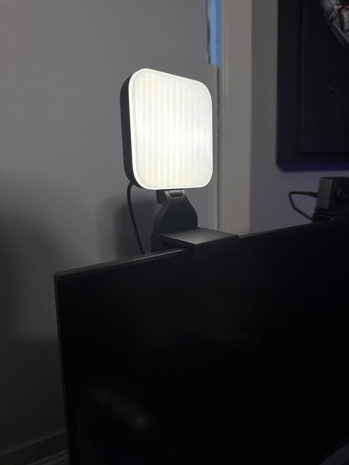 Logitech for Creators Litra Glow Premium LED Streaming Light - Graphite, Computer lighting for video conferencing, Zoom meetings, adjustable mount, desktop app control for PC/Mac customer photo 1