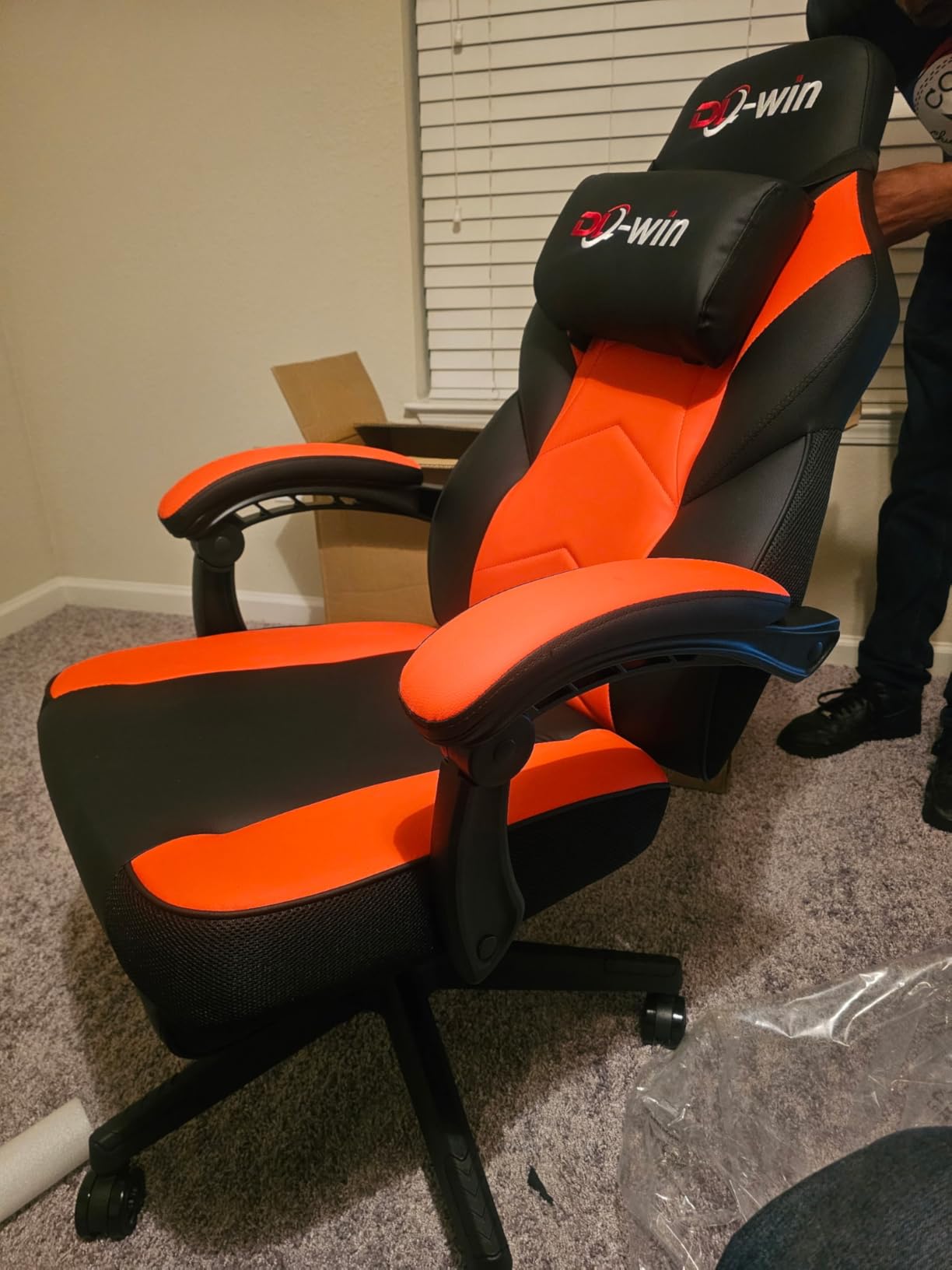 LEMBERI Big and Tall Gaming Chair 400lb Capacity, Heavy-Duty Office Chair with Reinforced Footrest, Wide Seat High Back PC Desk Chair with Linkage Armrests, Thickened Steel Frame, PU Leather, Red customer photo 2