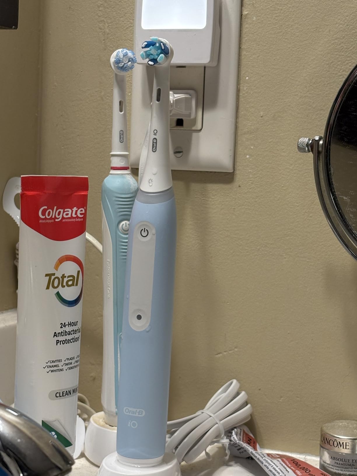 Oral-B iO Series 3 Limited Deep Clean Rechargeable Electric Toothbrush for Adults, Black, 3 Modes, Smart Pressure Sensor, Plaque Removal and Gum Care, 2 Replacement Brush Heads, Travel Case customer photo 2