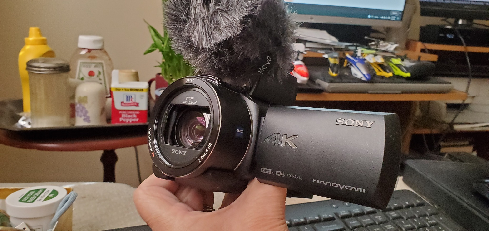 Canon VIXIA HF G70 Camcorder 1/2.3