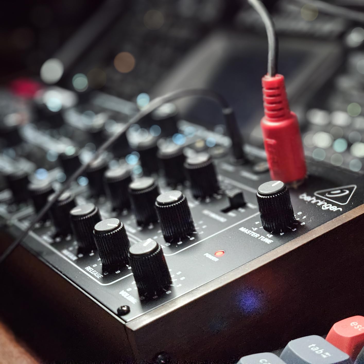 Behringer PRO-800 Classic Analog 8-Voice Polyphonic Synthesizer with 2 VCOs, Classic VCF, Arpeggiator, Sequencer and 400 Program Memories in Eurorack Format customer photo 2