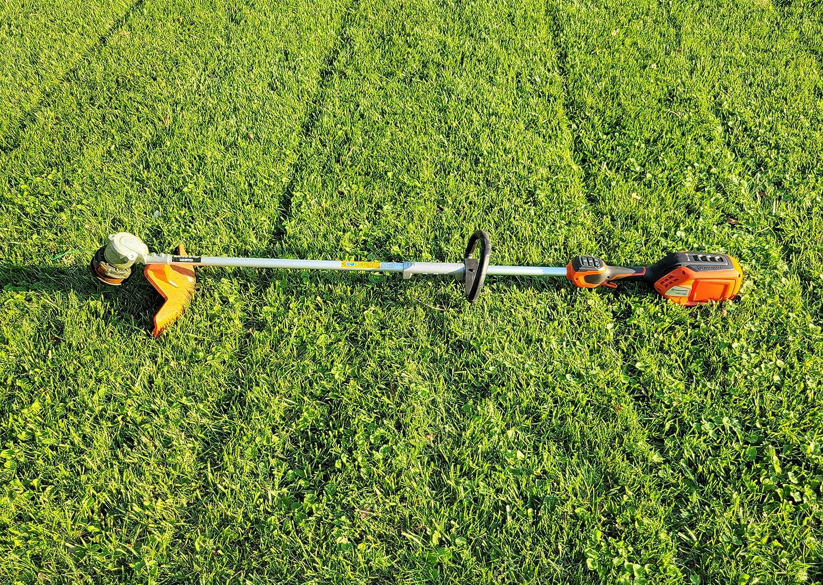 Husqvarna WeedEater 320iL Cordless String Trimmer with 4 Ah Battery and Charger, 16-Inch Straight Shaft Electric Weed Eater with Rapid Replace Trimmer Head for Reloading, Gifts for Men, 970480104 customer photo 2