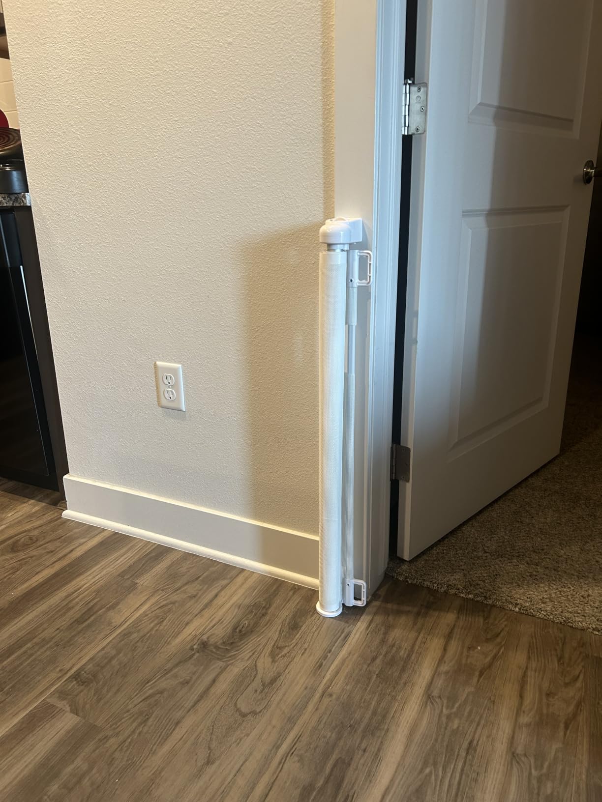 Veraste Retractable Baby Gate for Doorways and Stairs, Mesh Safety Gate for Pet, Indoor & Outdoor Use, One-Hand Operation, Easy Installation, 33.6