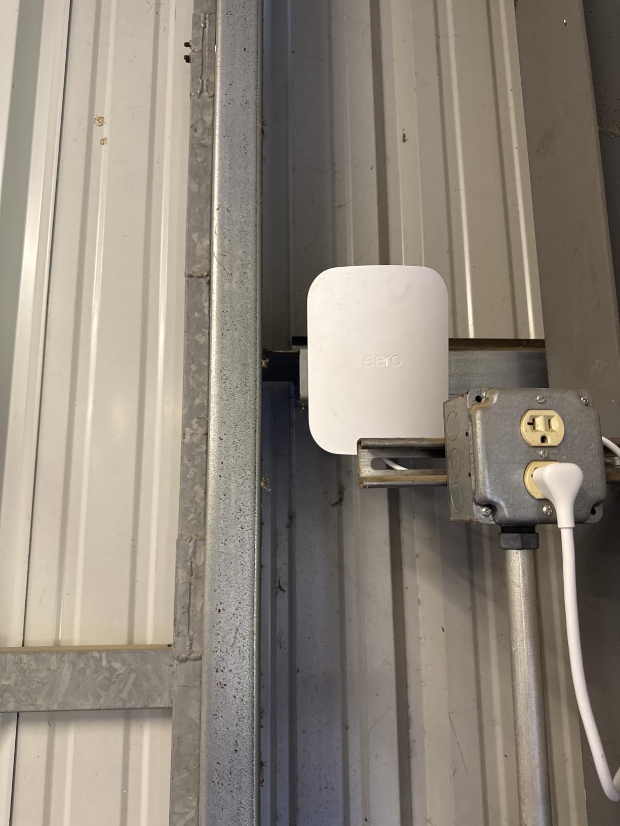 Amazon eero Outdoor 7 PoE mesh wifi router, Weatherproof rating of IP66, Coverage up to 15,000 sq. ft. outdoors, AC power adapter not included, 1-pack customer photo 2