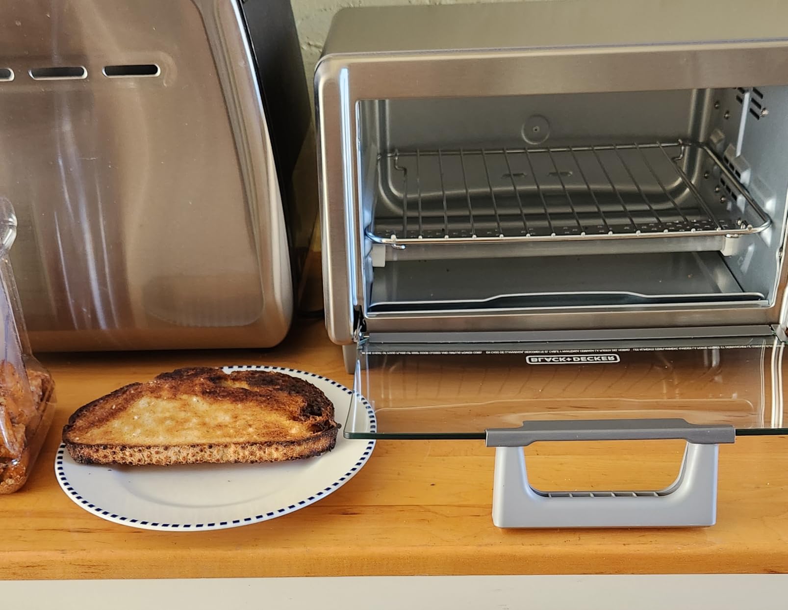 BLACK+DECKER 4-Slice Air Fry Toaster Oven, 5-in-1 Countertop Oven | Air fry, bake, broil, toast and keep warm with EvenToast technology and room for a 9-inch pizza customer photo 2