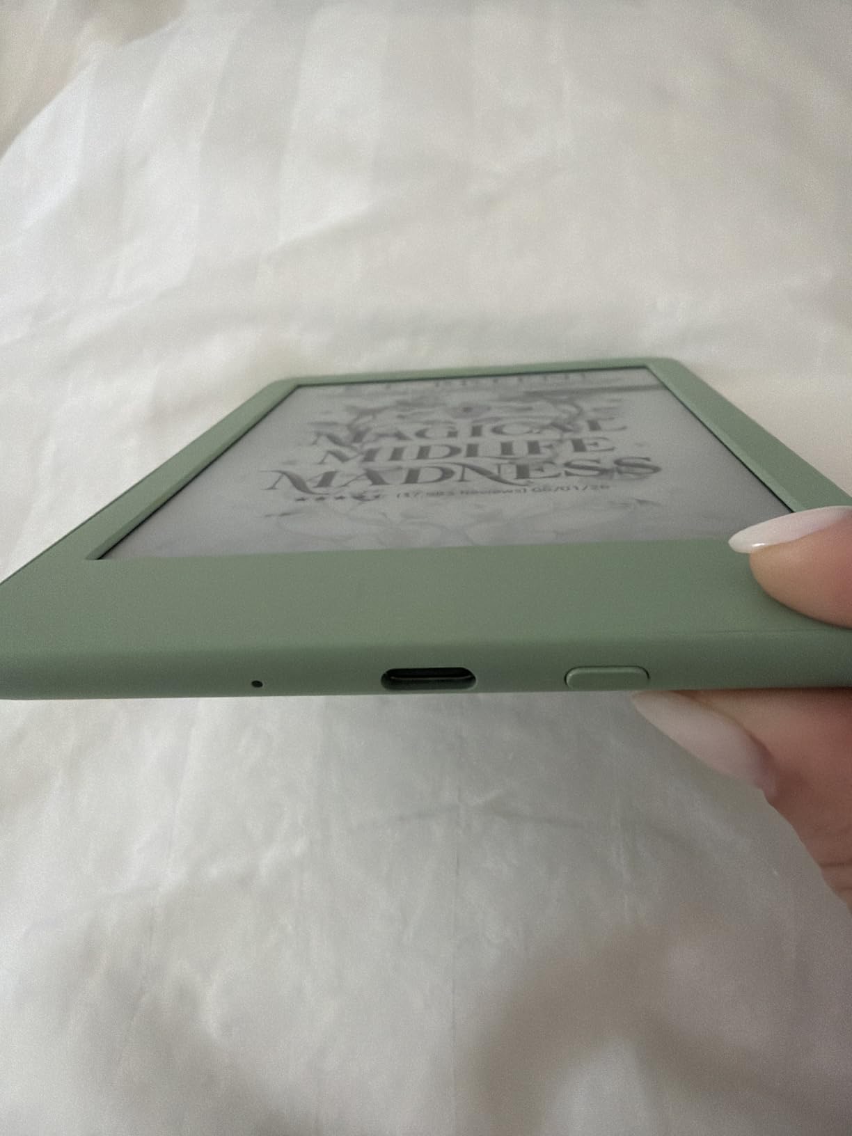 Amazon Kindle 16 GB (newest model) - Lightest and most compact Kindle, now with faster page turns, and higher contrast ratio, for an enhanced reading experience - Matcha customer photo 2
