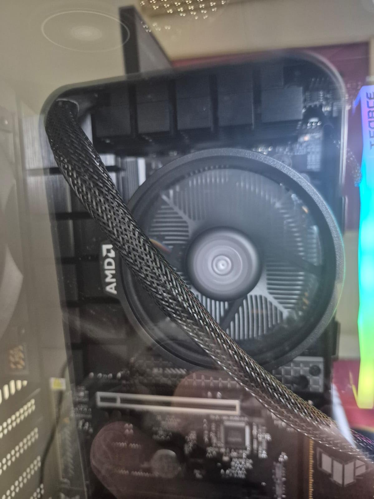 AMD Ryzen 5 8600G 6-Core, 12-Thread Desktop Processor customer photo 1