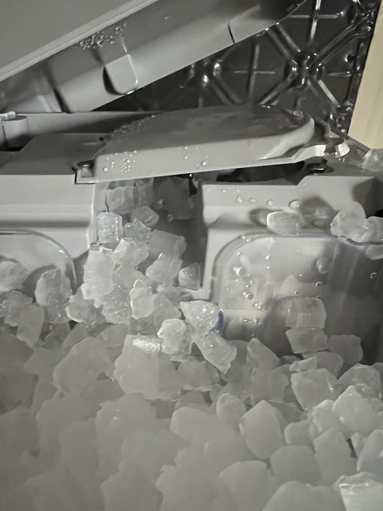Frigidaire Countertop Crunchy Chewable Nugget Ice Maker, Compact, 33lbs per Day, Metallic Finish customer photo 2