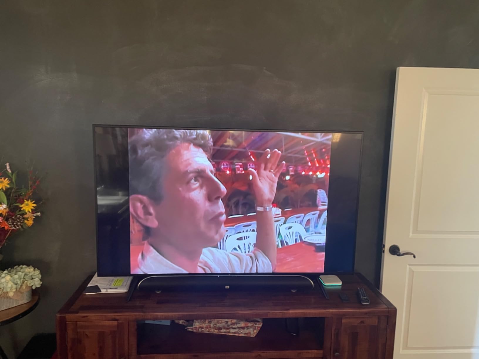 Hisense 55-Inch Class U6 Series Mini-LED ULED 4K UHD Google Smart TV (55U6N) - QLED, Motion Rate 240, HDR 10+, Full Array Local Dimming, Game Mode Plus, Alexa Compatibility customer photo 1