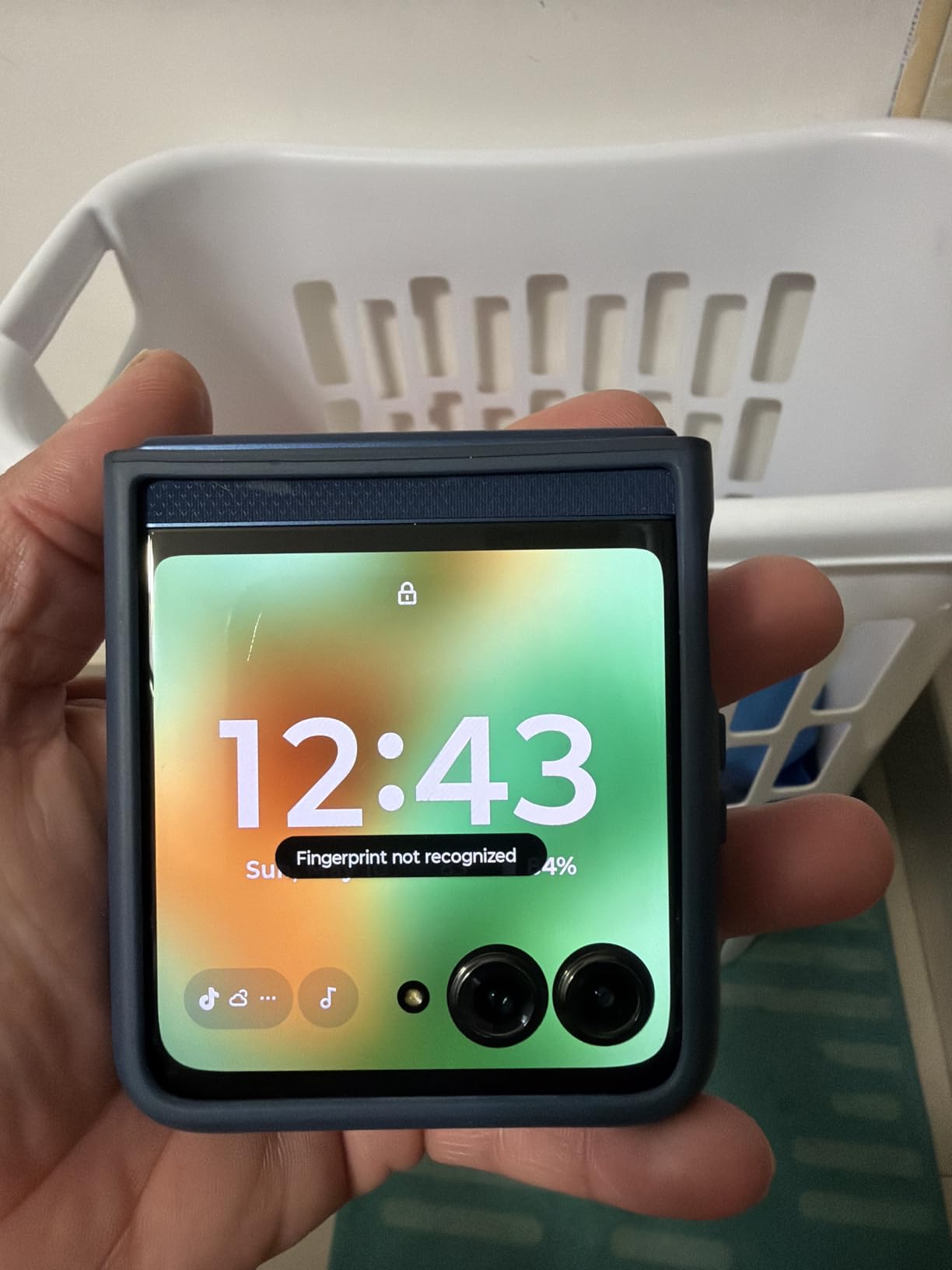 Motorola razr | 2024 | Unlocked | Made for US 8/256GB | 50MP Camera | Beach Sand customer photo 2