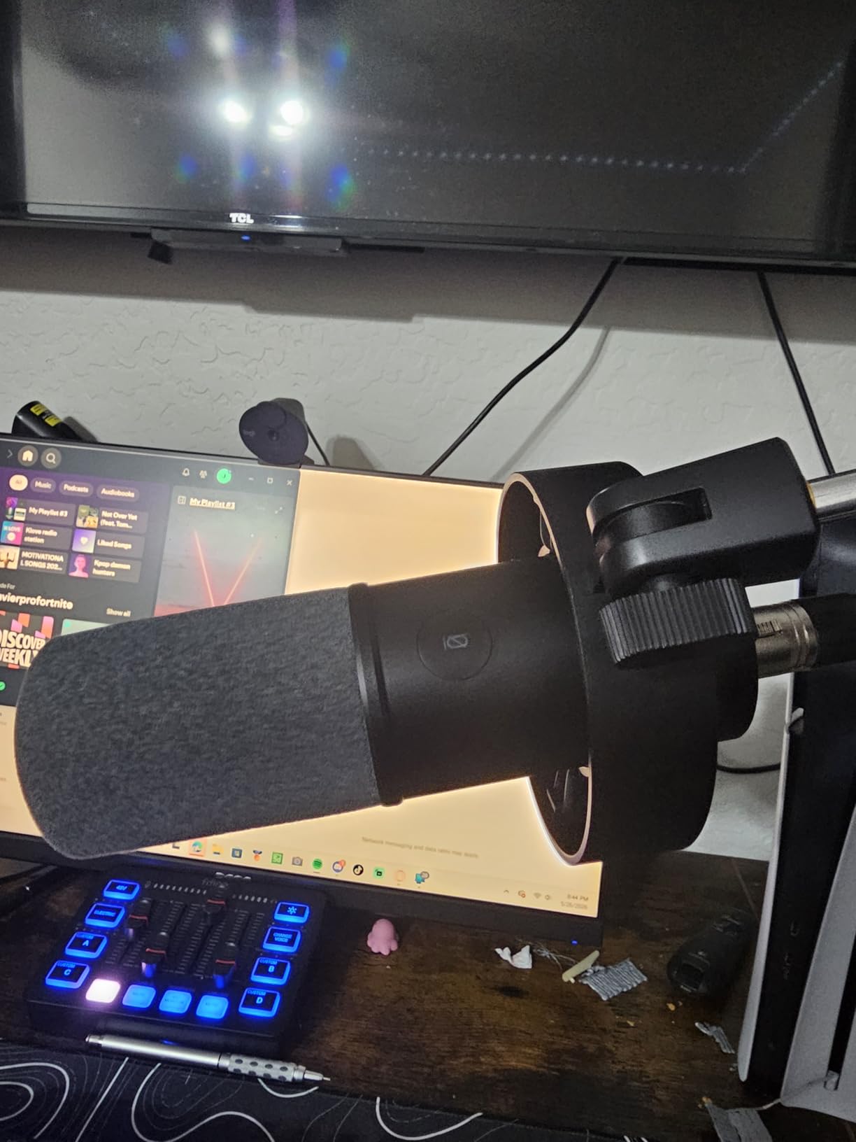 FIFINE K688 Podcast Microphone Kit, USB/XLR Dynamic Microphone with Boom Arm for Vocal, Voice-Over, Streaming, Music Recording customer photo 2