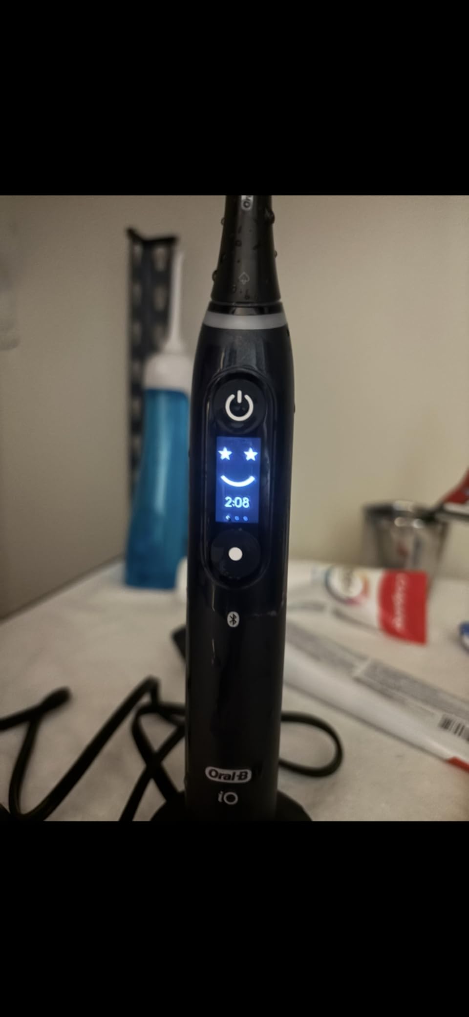 Oral-B Rechargeable Electric Toothbrush, iO7 Deep Clean + Protect, 5 Cleaning Modes, Visual Pressure Sensor to Protect Gums, Charging Travel Case, 3 Brush Heads, Black customer photo 1