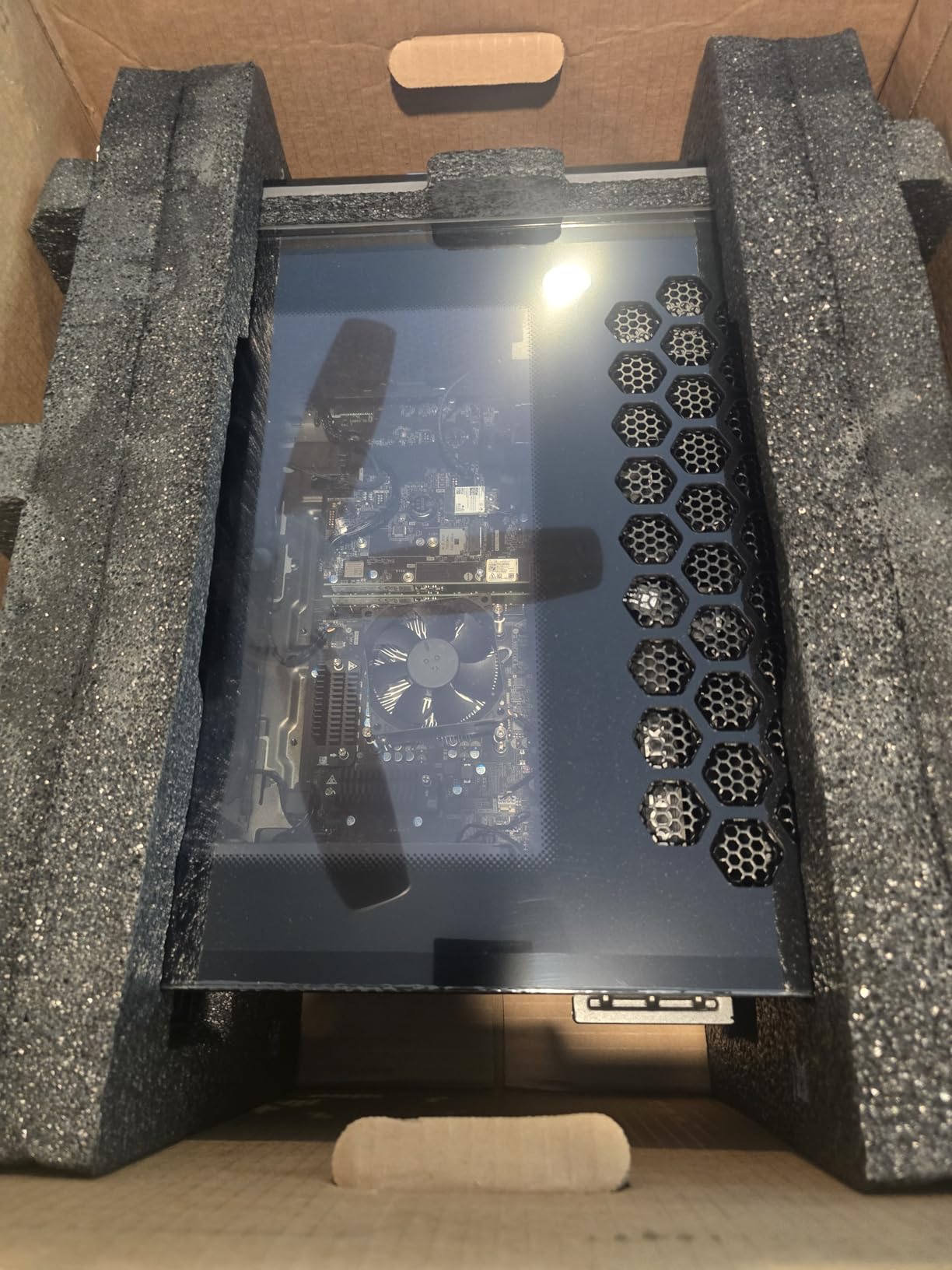 Alienware Aurora Gaming Desktop ACT1250 - Intel Core Ultra 7 265F, 32GB DDR5 RAM, 1TB SSD, NVIDIA GeForce RTX 5070, 1000W Platinum PSU, Windows 11 Home customer photo 2