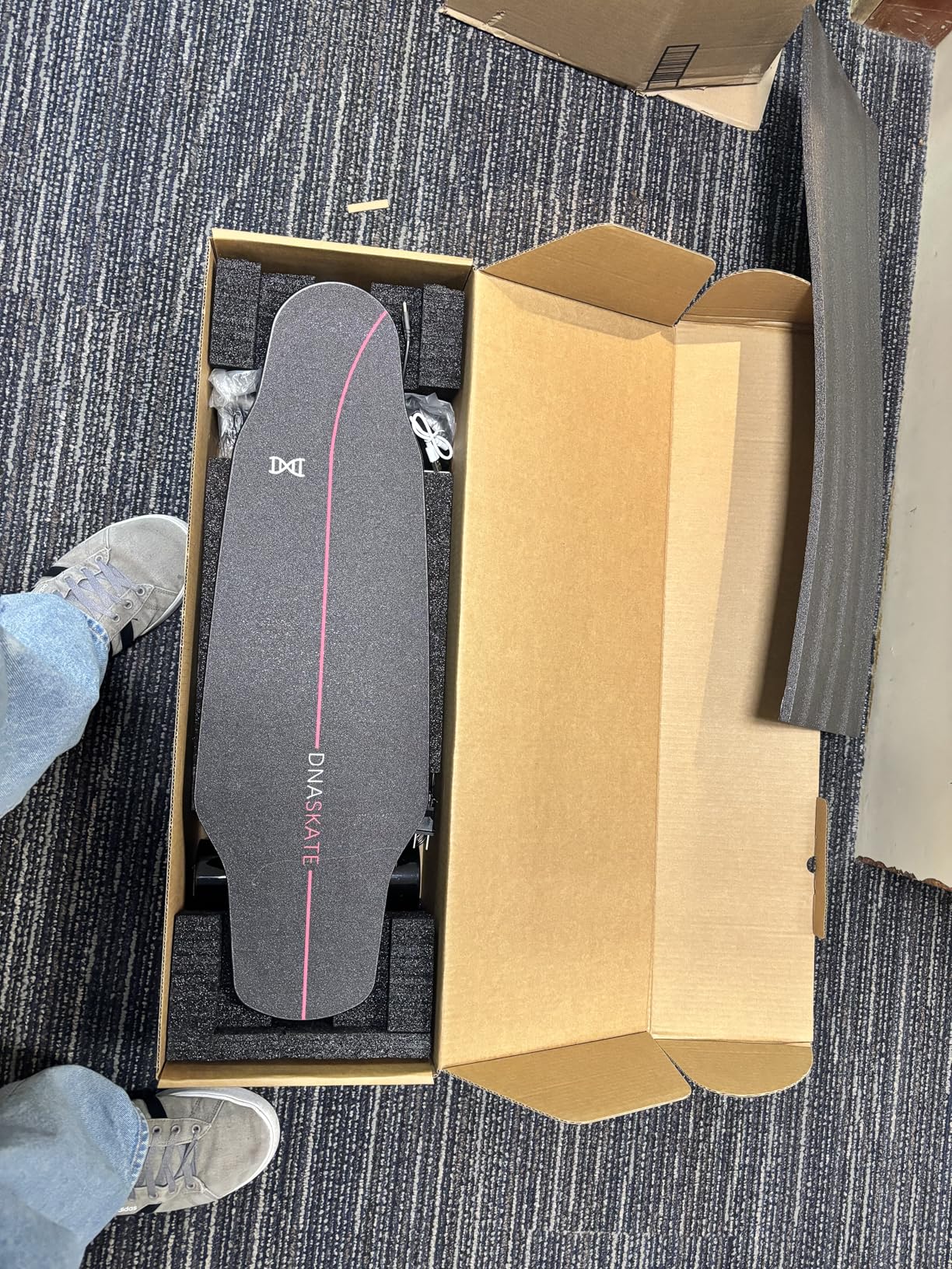 M8 Electric Skateboard with Remote, 15Mph Top Speed,9Miles Range,400 Hub-Motor, Skateboard for Adults &Teens customer photo 2